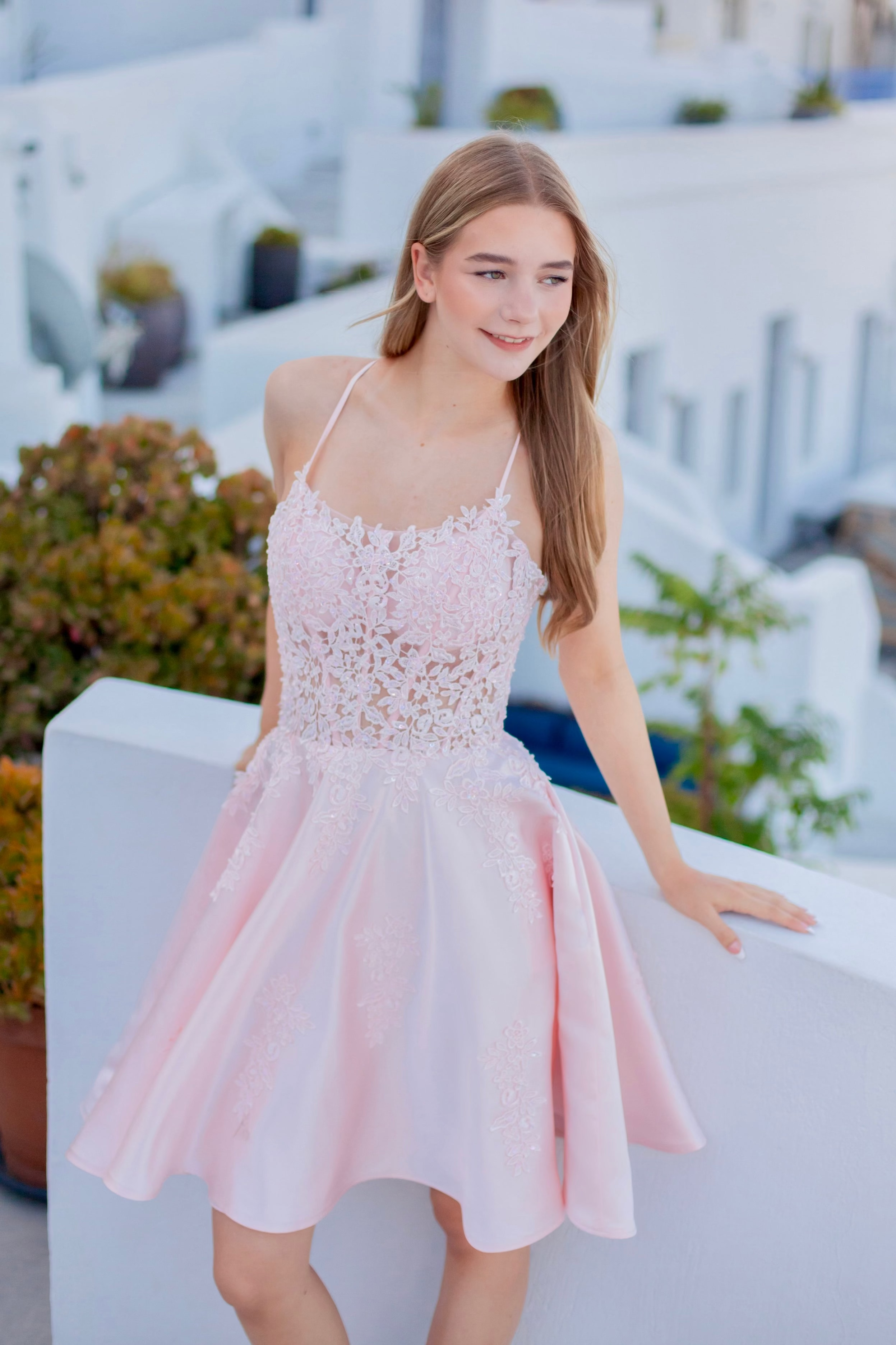 vaaleanpunainen juhlamekko.