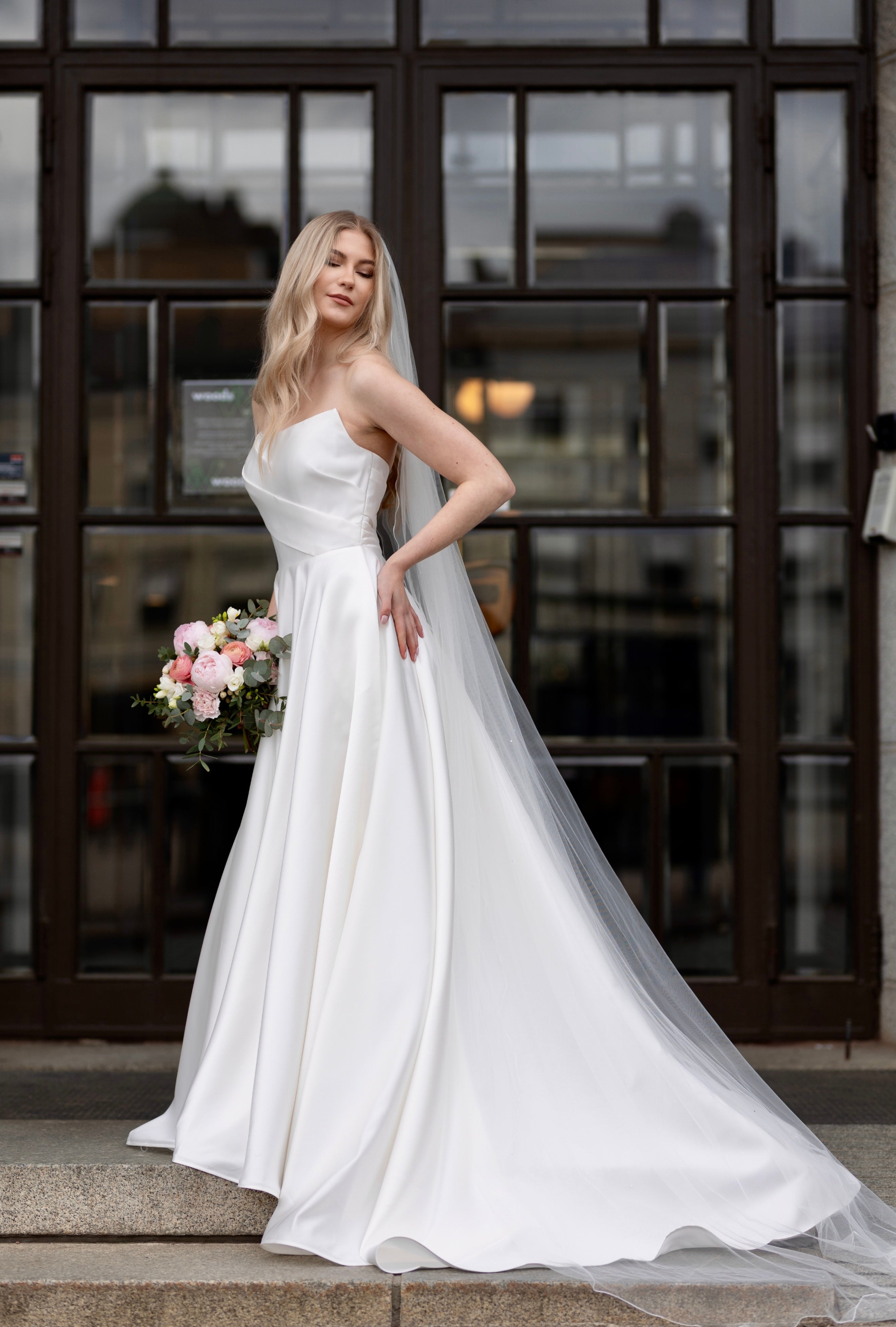 Olkaimeton satiininen häämekko klassisella A-linjaisella leikkauksella.