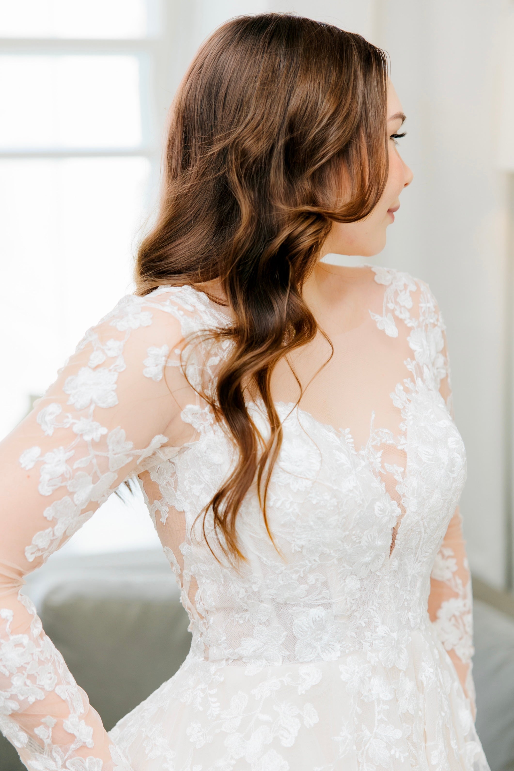 A-linjainen häämekko pitsisillä kokohihansuilla, näyttävä malli, etukuva läheltä.