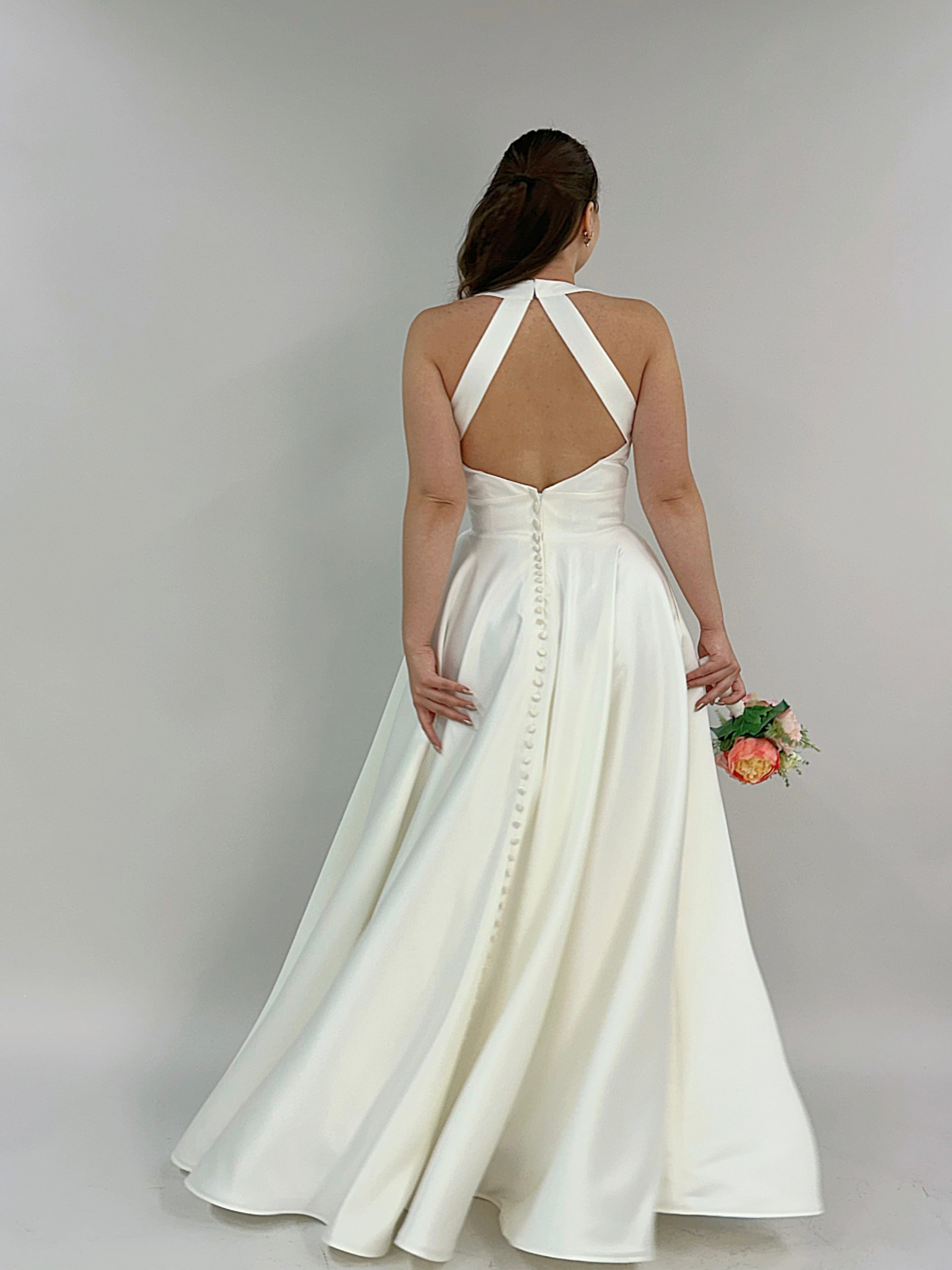 Häämekko halterneck-malli A-linjainen avoin selkä