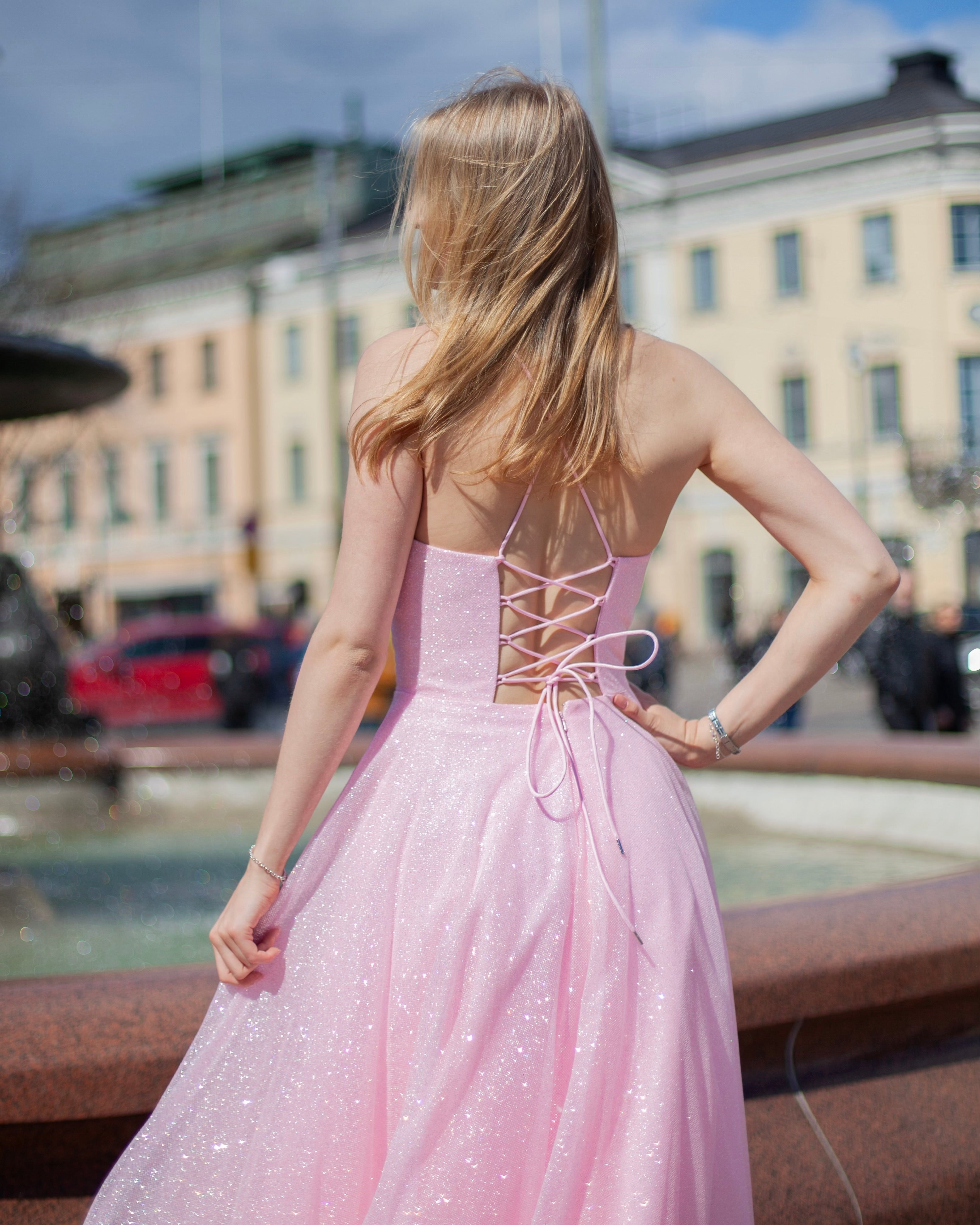 vaaleanpunainen vanhojentanssimekko kimaltava, takaa.