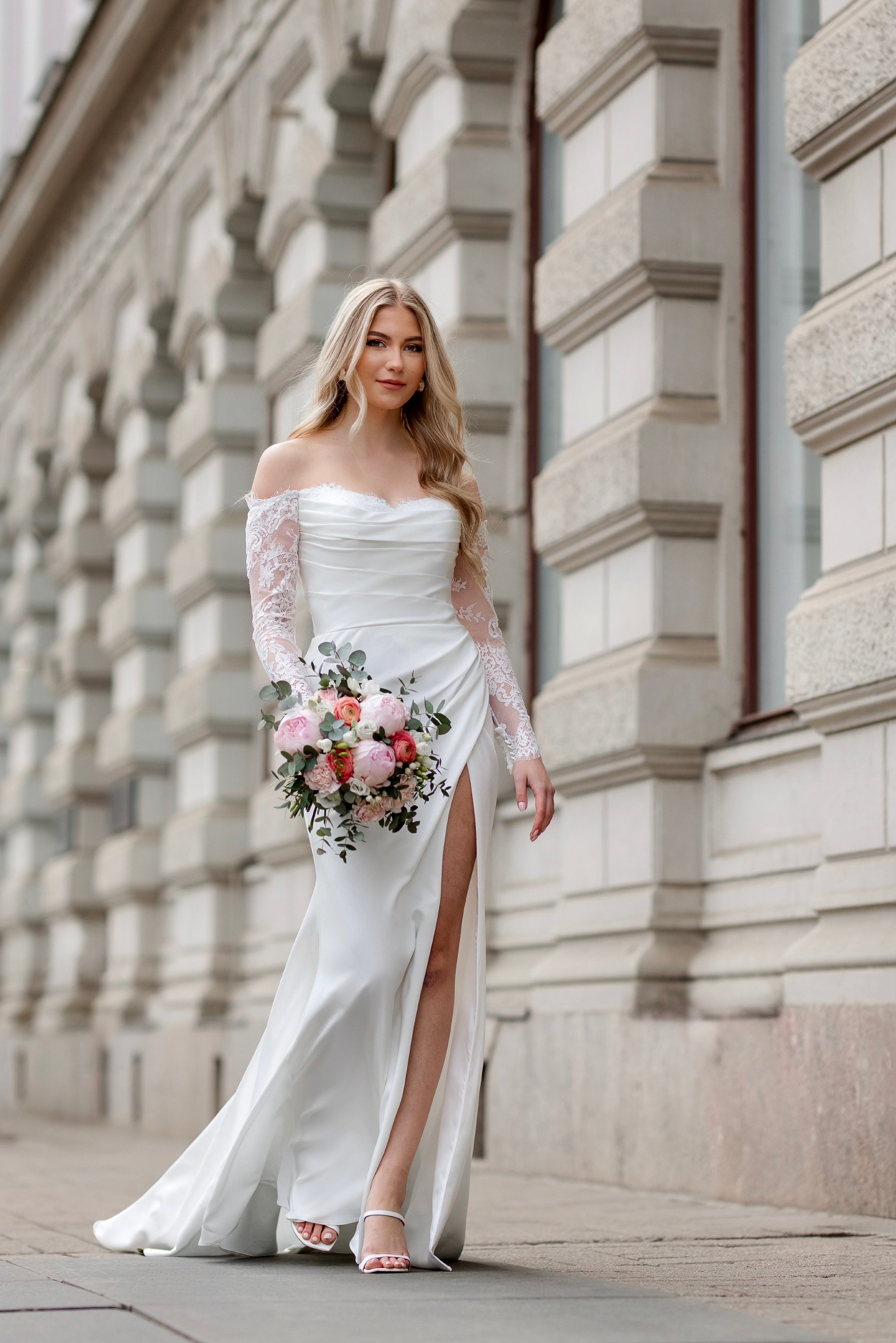 Häämekko Nina vartaloa myötäilevällä kankaalla, pitkä helma ja sivuhalkio.