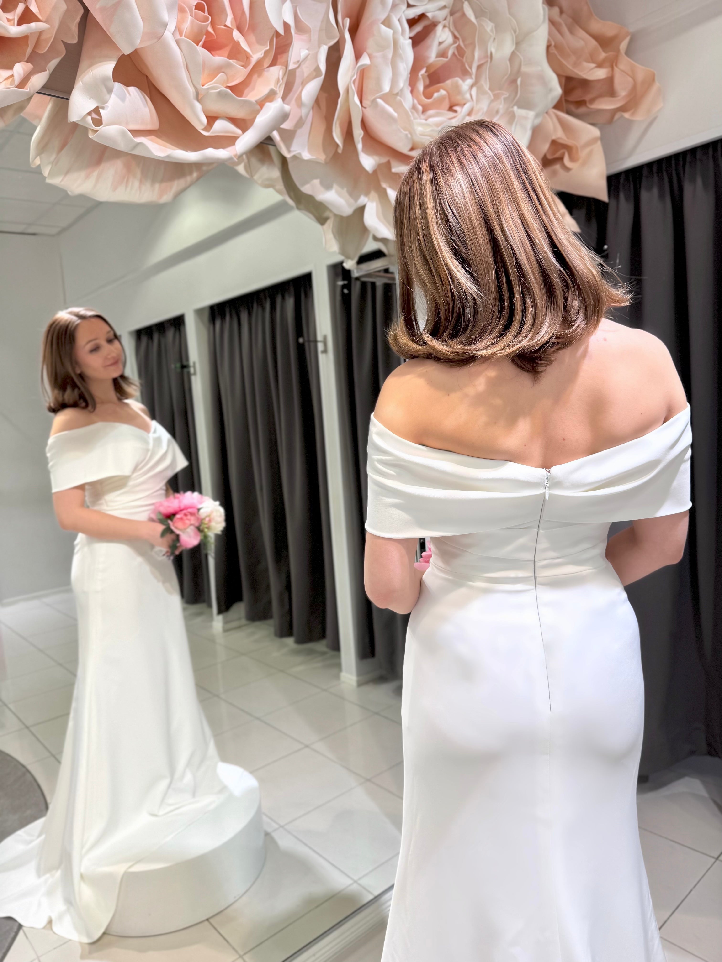 Elegantti häämekko yksinkertainen yläosa ja jersey-kangas, merenneitoleikkaus.