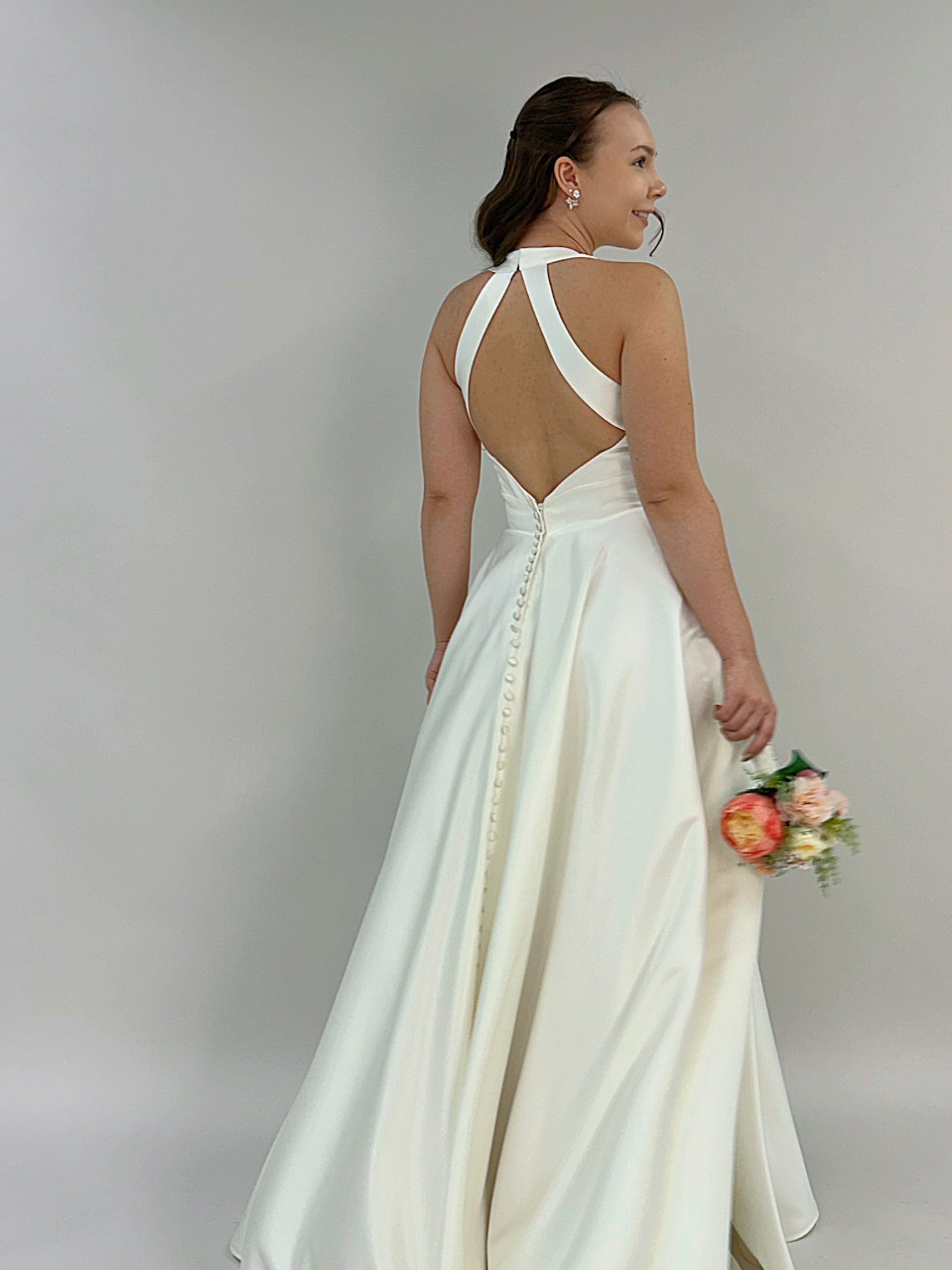 Häämekko halterneck-malli A-linjainen avoin selkä.