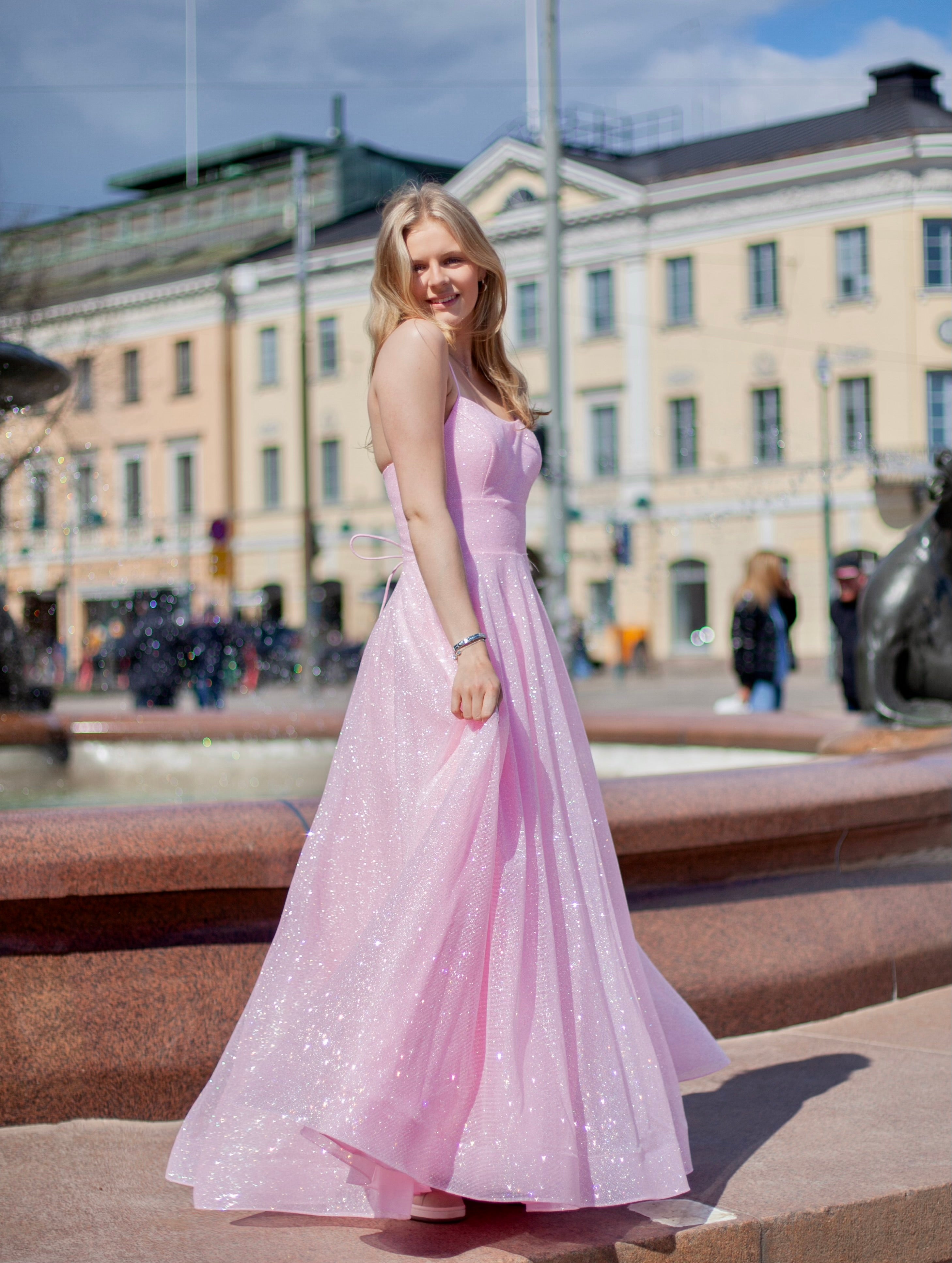 vaaleanpunainen vanhojentanssimekko kimaltava, sivusta.