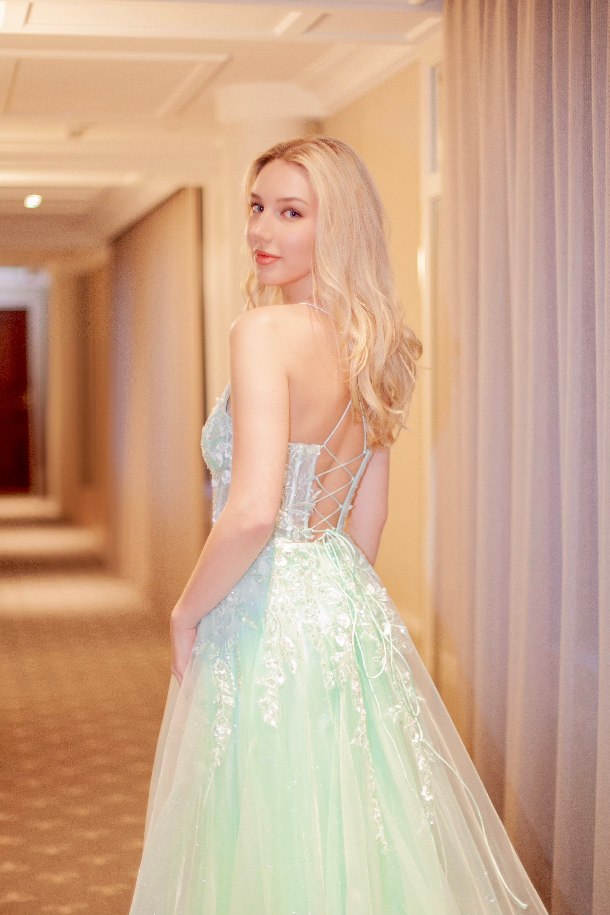 vaaleanvihreä tanssimekko takaa.