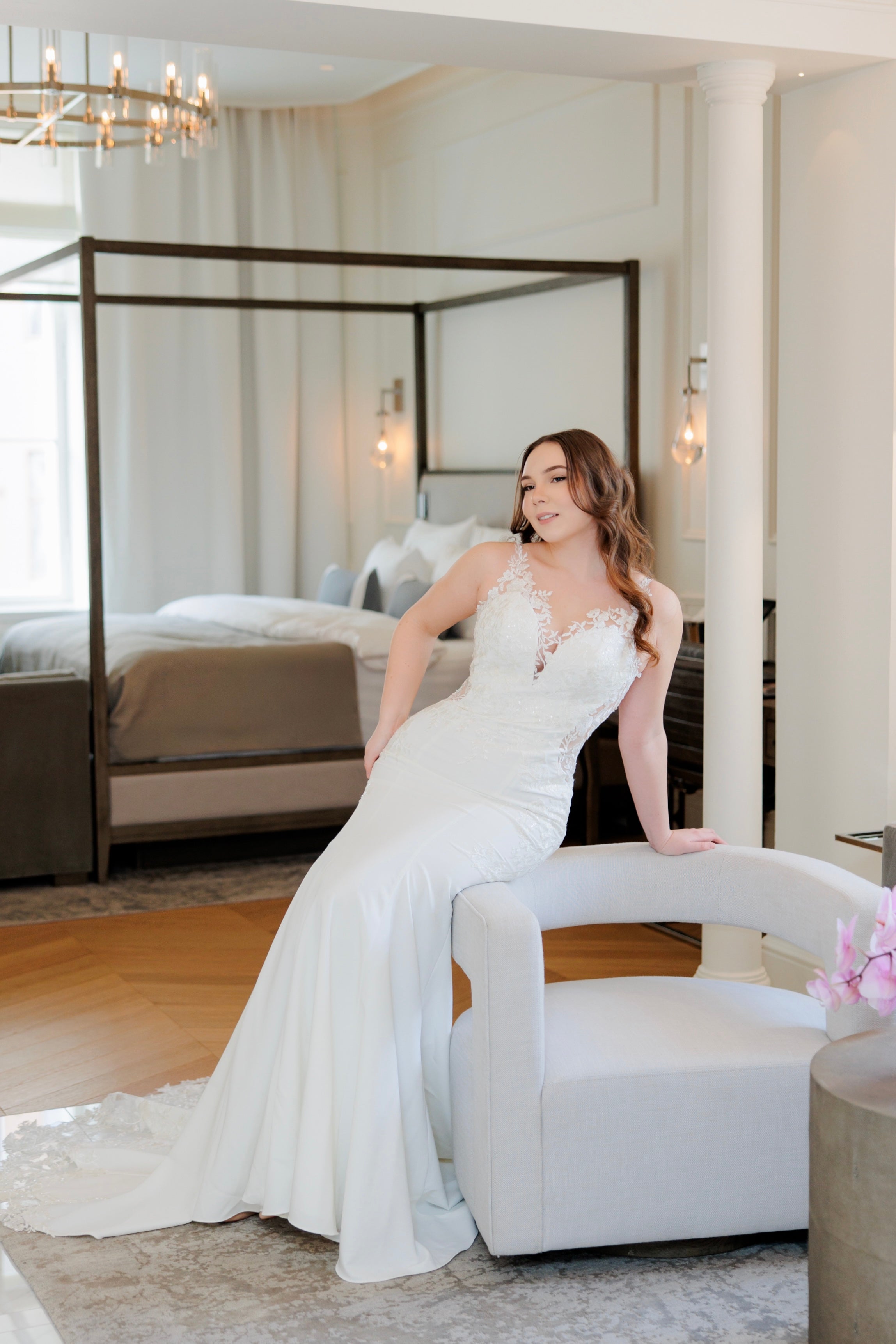 Tyköistuva häämekko pitsiselällä ja näyttävällä laahuksella, etukuva.