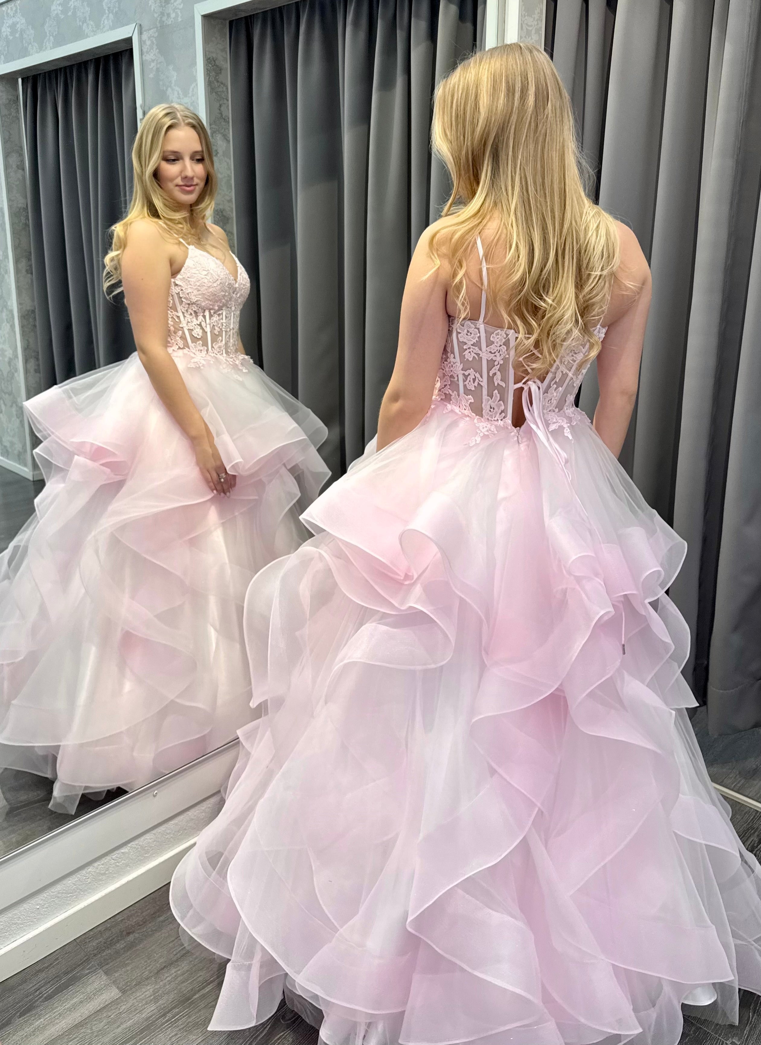 vaaleanpunainen tanssimekko.