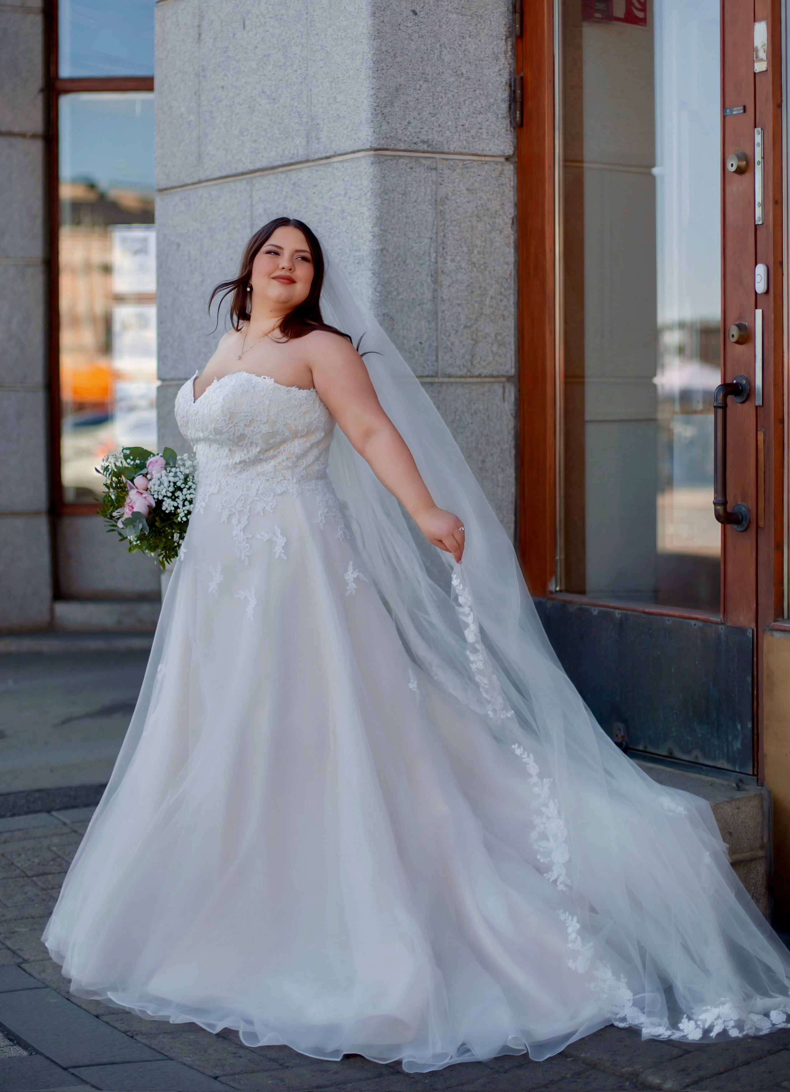 Dazzling-häämekko, A-linjainen helma ja 30 cm tyllilaahus, klassinen ja romanttinen morsiamen valinta.