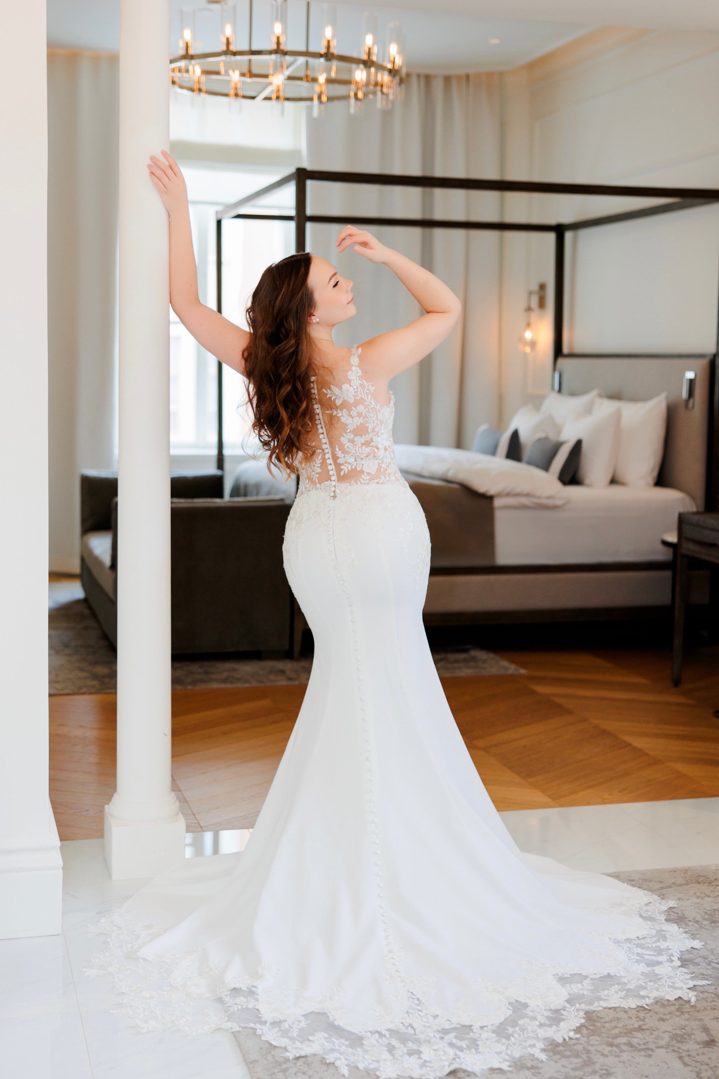 Tyköistuva häämekko pitsiselällä ja näyttävällä laahuksella, takaa kuva.