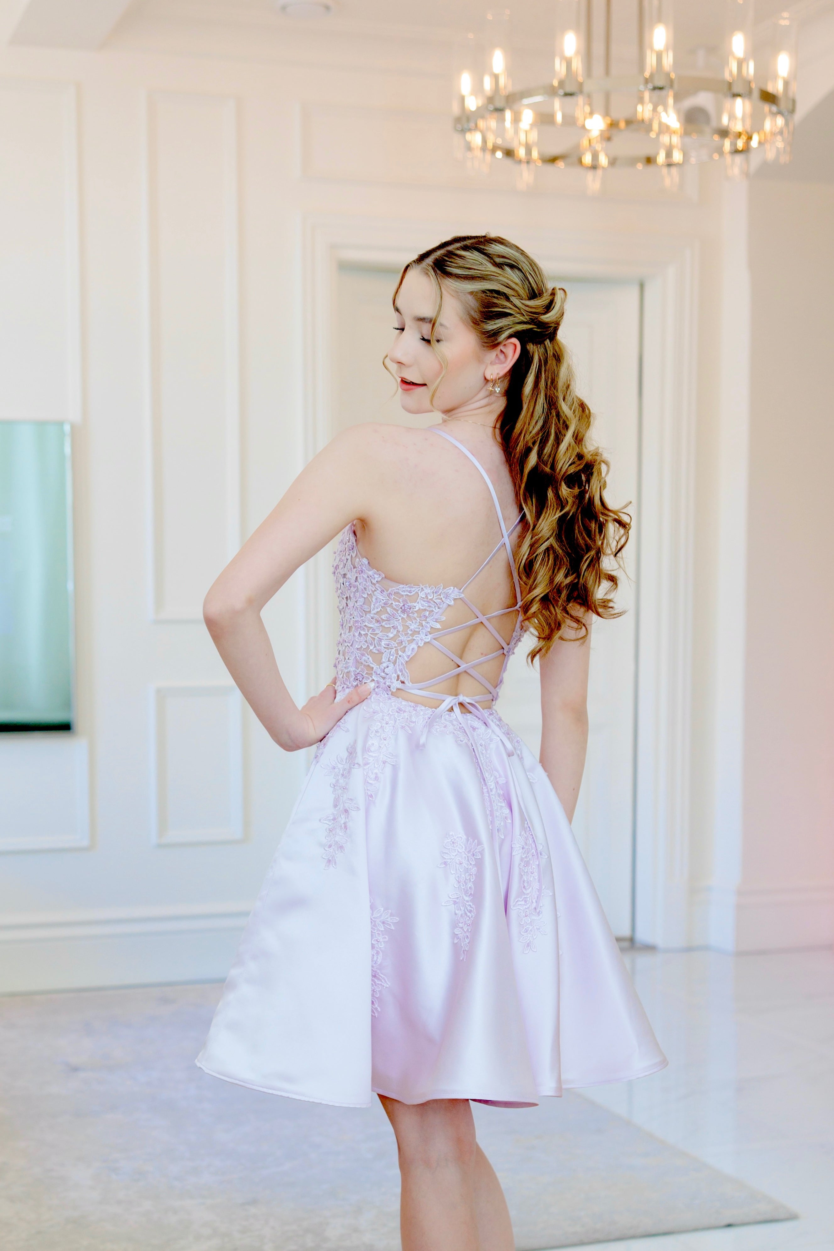 violetti juhlamekko satiinikankaasta ja pitsiyläosalla.