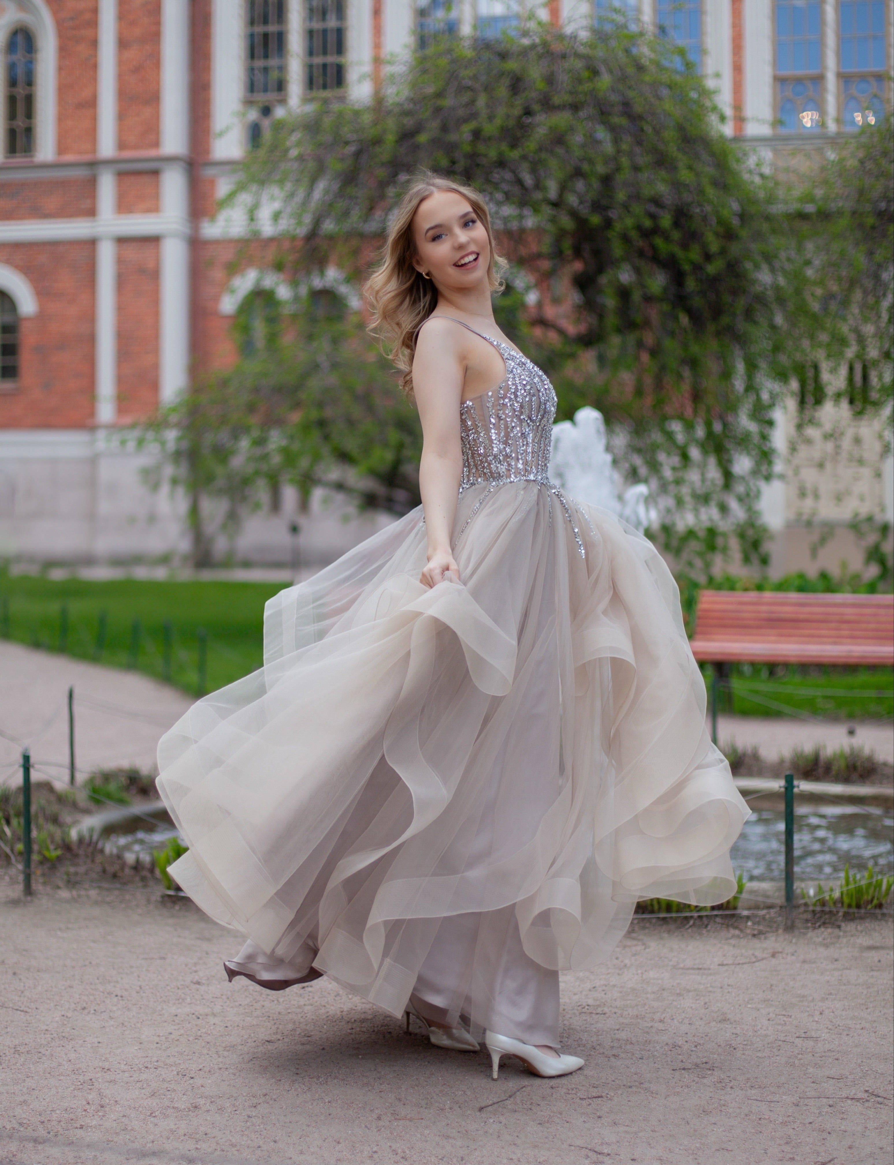 kirjailtu röyhelöhelmainen vanhojentassimekko, sivukuva.