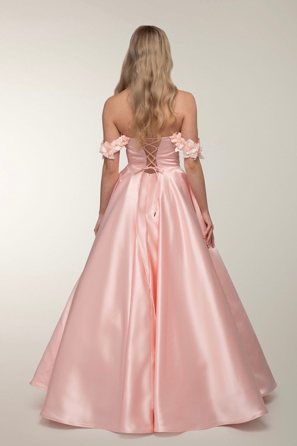 Vaaleanpunainen satiininen vanhojentanssimekko off-shoulder-mallilla, takakuva.