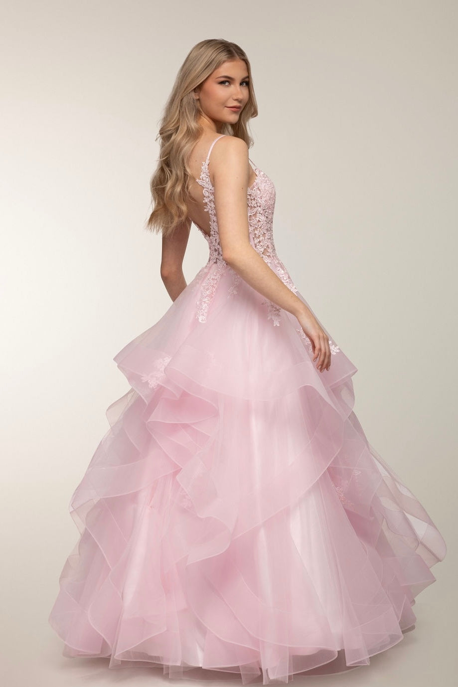 Pinkki vanhojentanssimekko röyhelöhelmalla ja pitsiyläosalla.