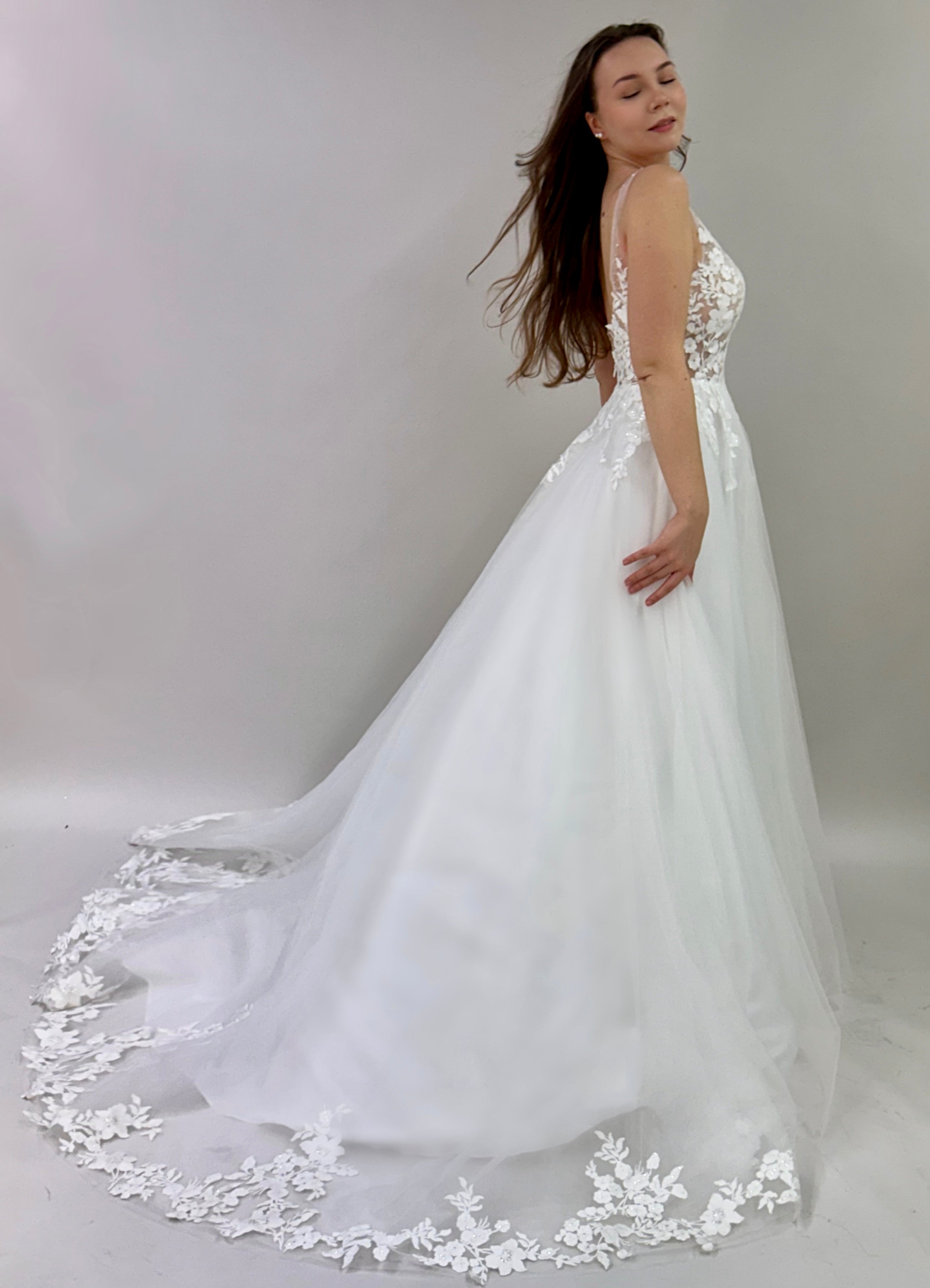 Häämekko korsettiyläosalla, tyllistä ja kukkapitsiyksityiskohdilla.