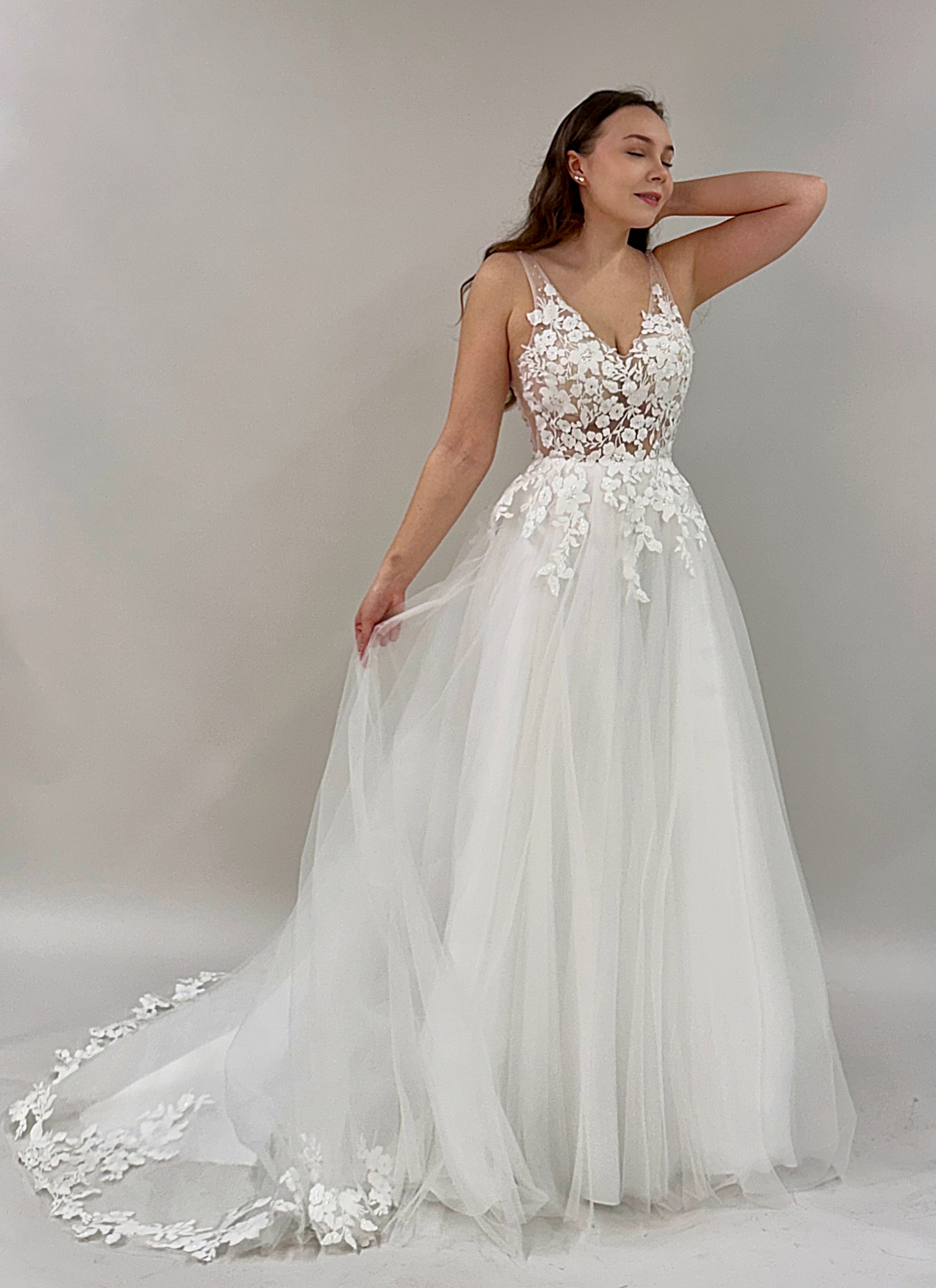 Häämekko korsettiyläosalla, tyllistä ja kukkapitsiyksityiskohdilla, edestä.