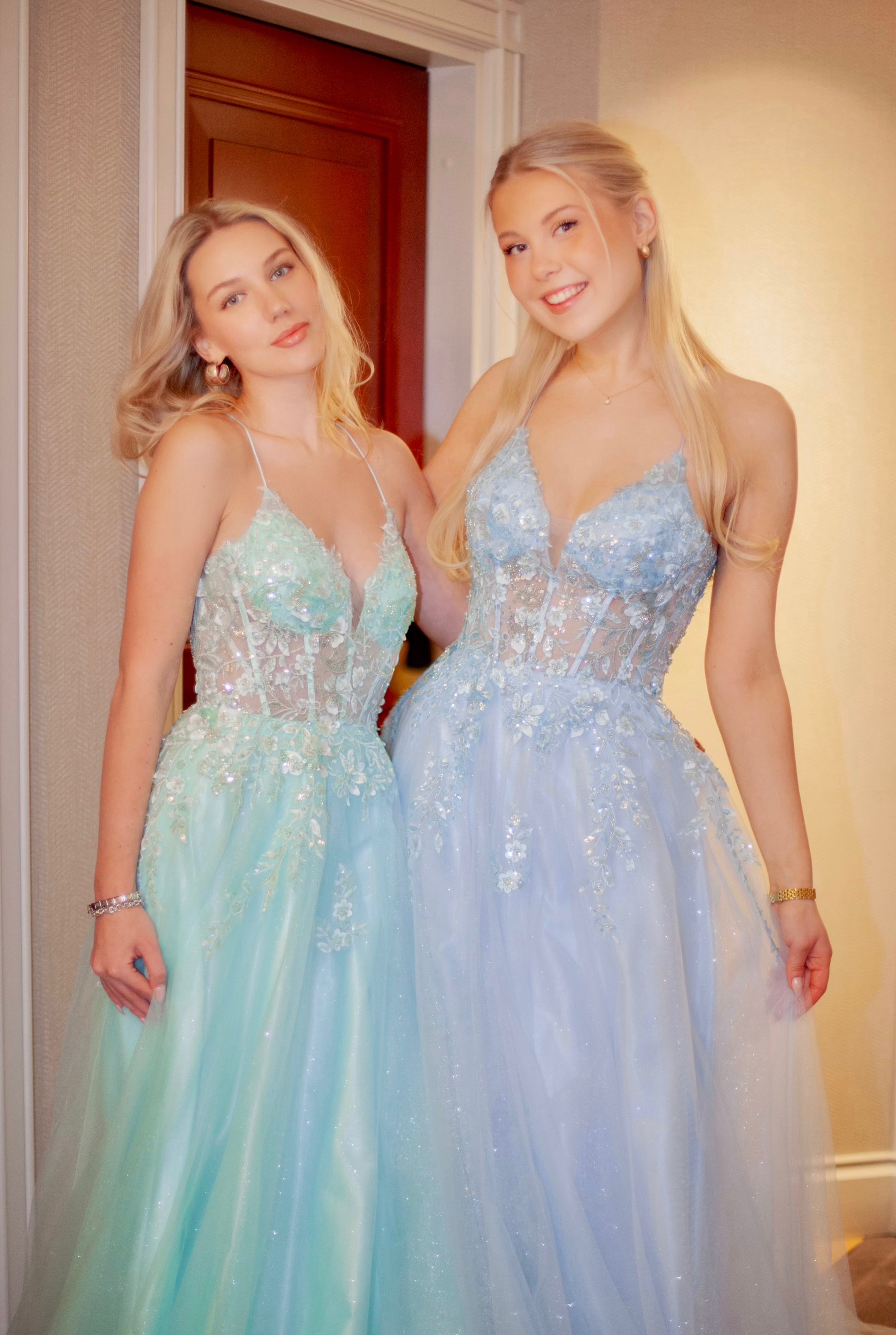 kaksi vanhojentanssimekkoa.