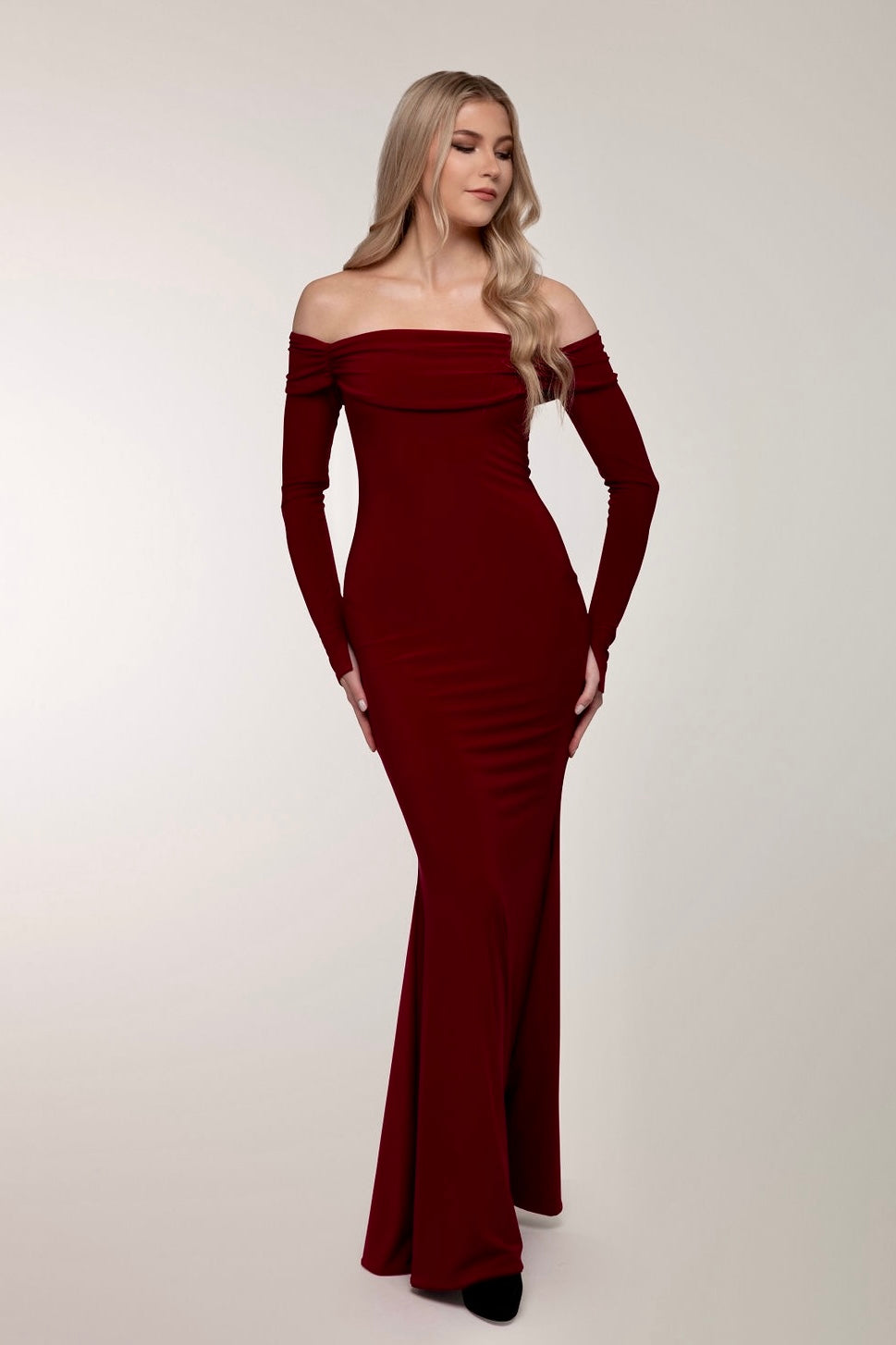 Punainen hihallinen iltapuku, off shoulder.
