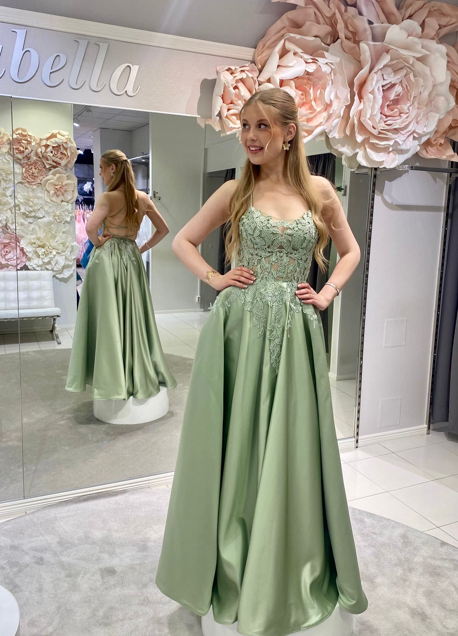 Oliivinvärinen tanssimekko pitsiyläosalla ja satiinihelmalla.