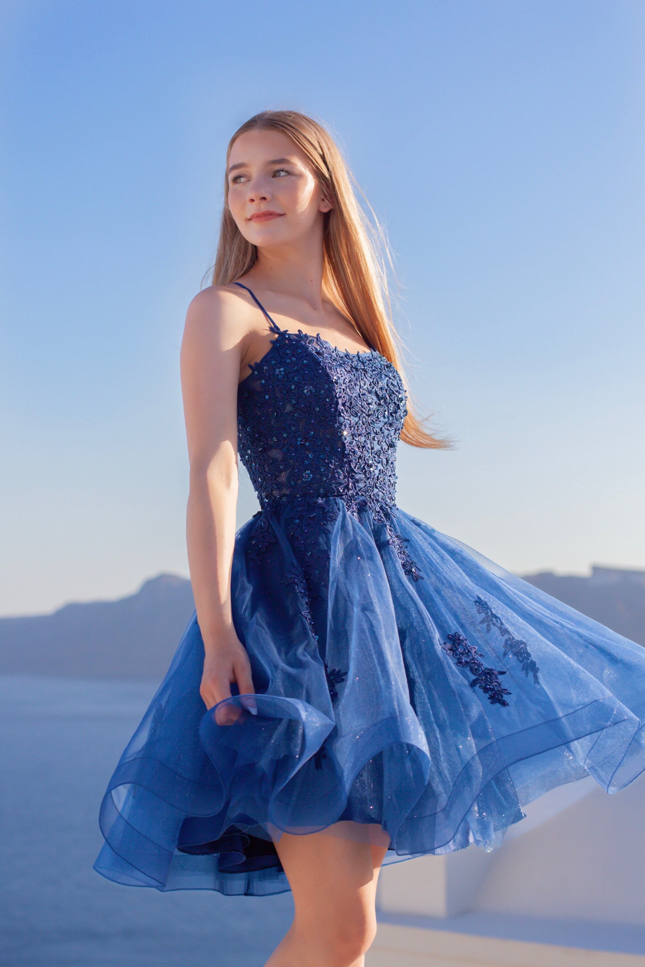 Tummansininen kimaltava juhlamekko