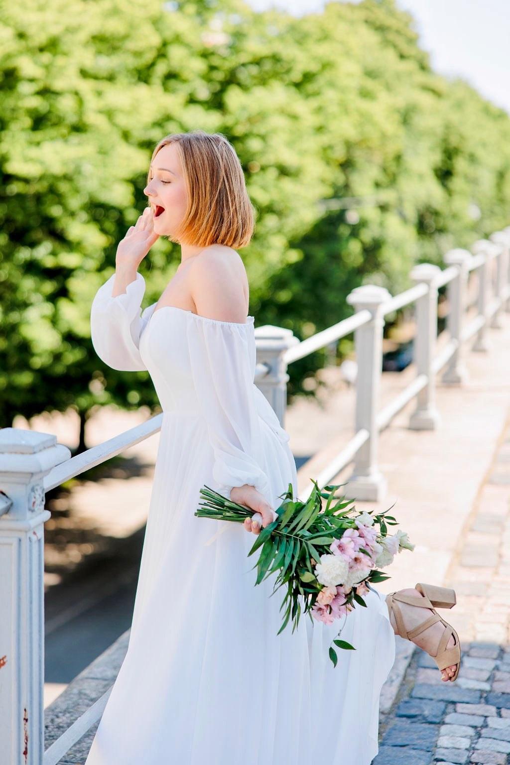Dazzling-häämekko sifonkia, off-shoulder-yläosa ja pitkät hiha, elegantti, sivu.
