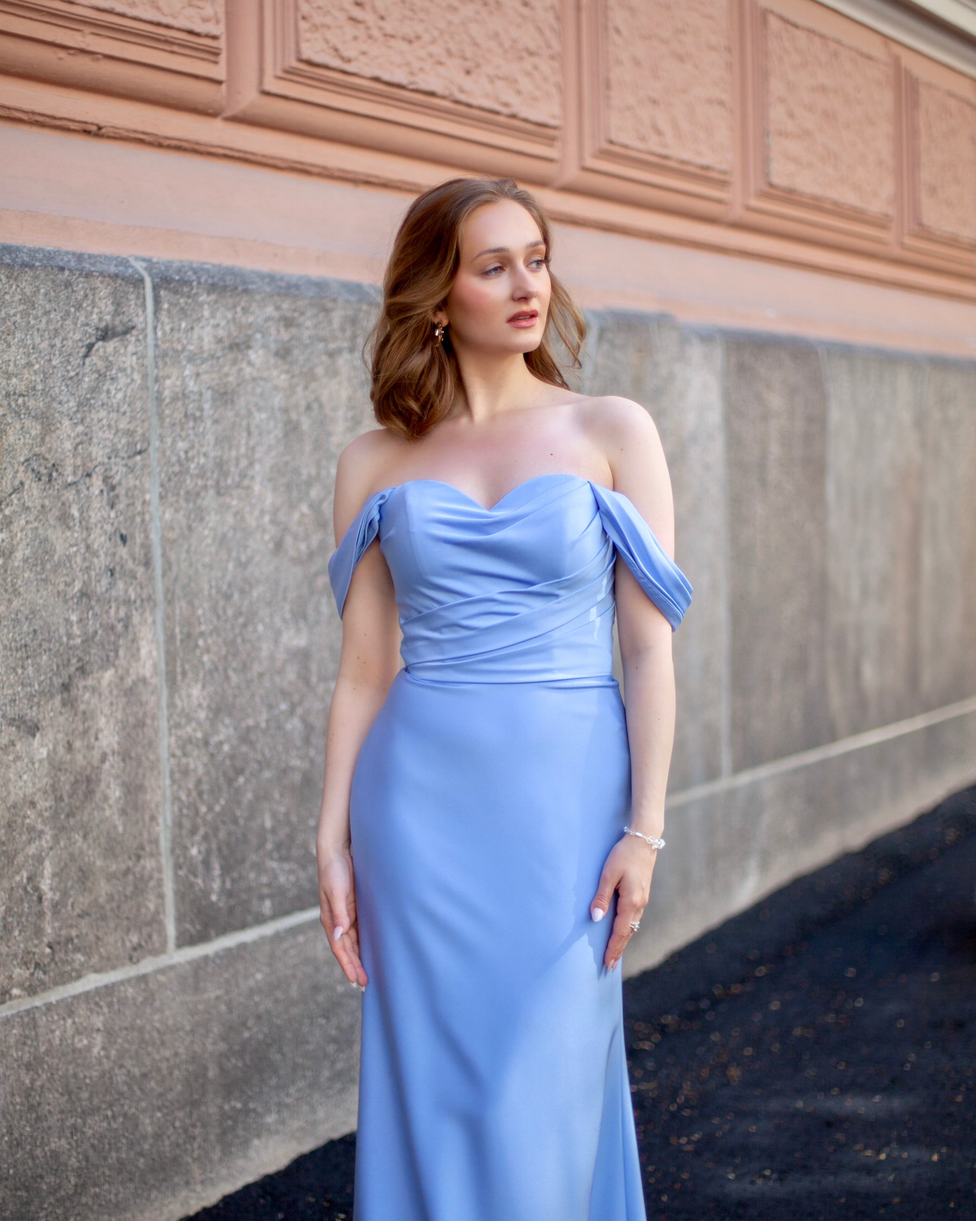 Vaaleansininen off-shoulder tyköistuva iltapuku.