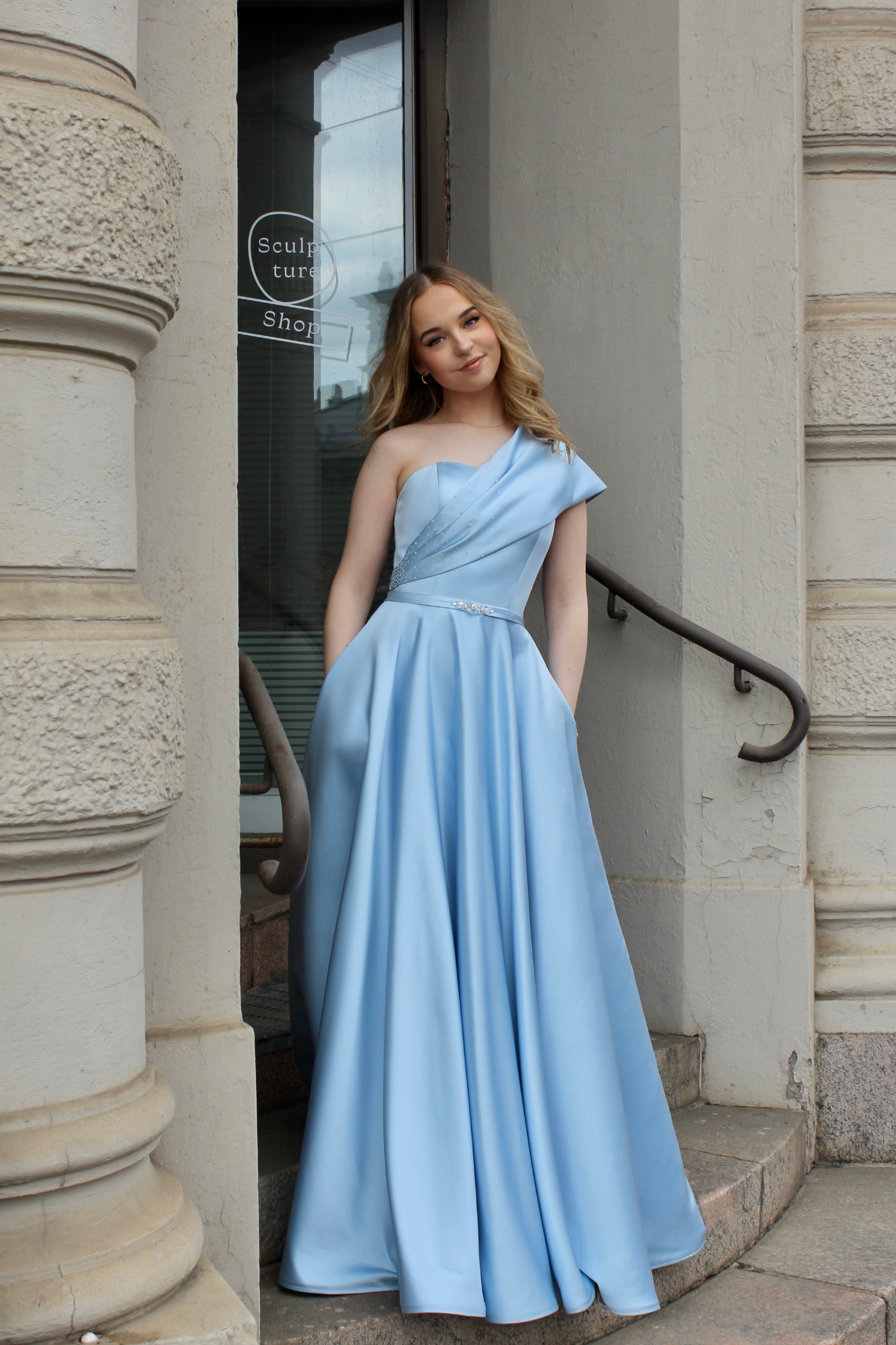 Vaaleansininen yksolkaiminen vanhojentanssimekko satiinista, edestä.