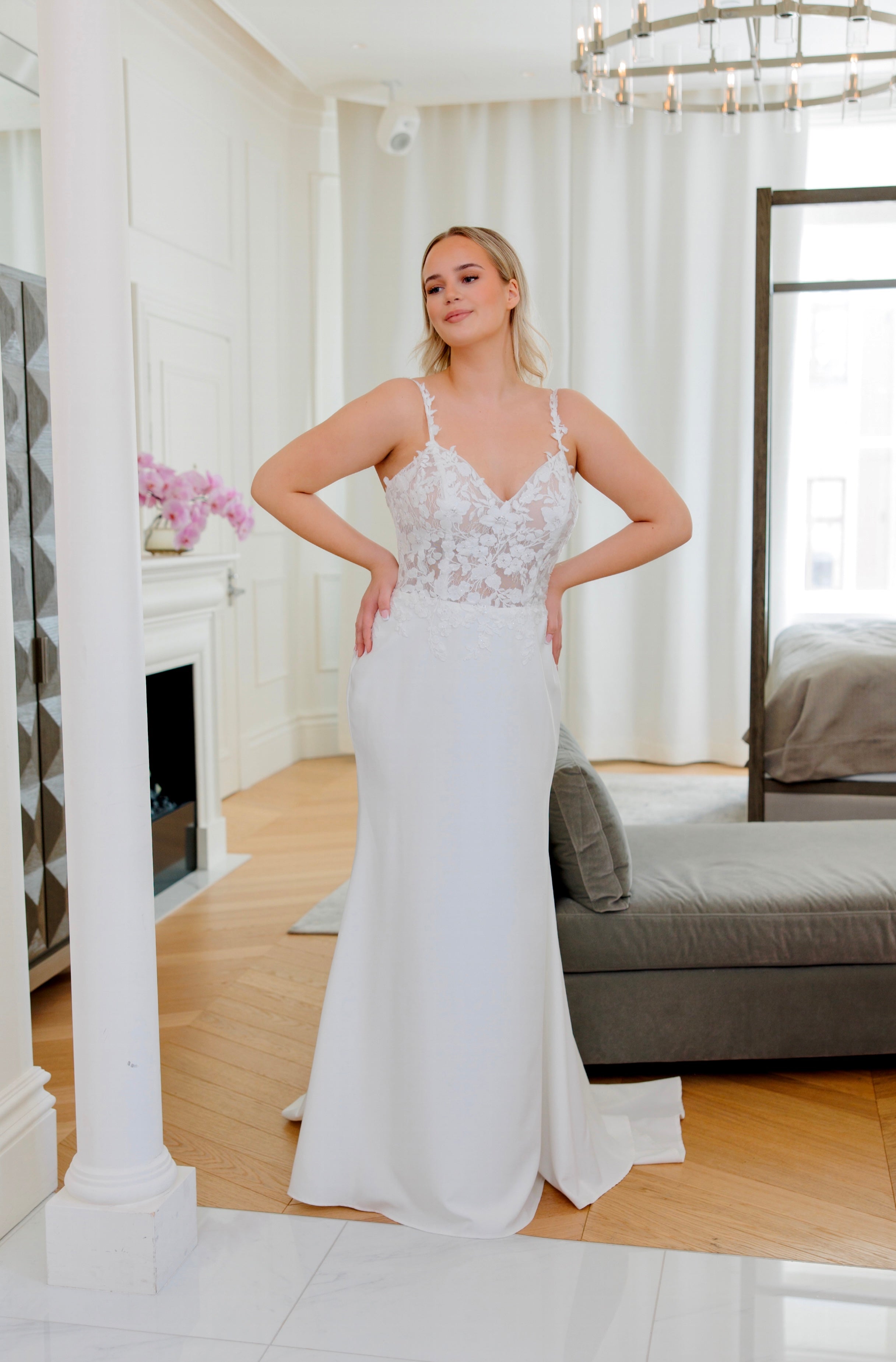 Tyköistuva häämekko pitsiyksityiskohdilla.