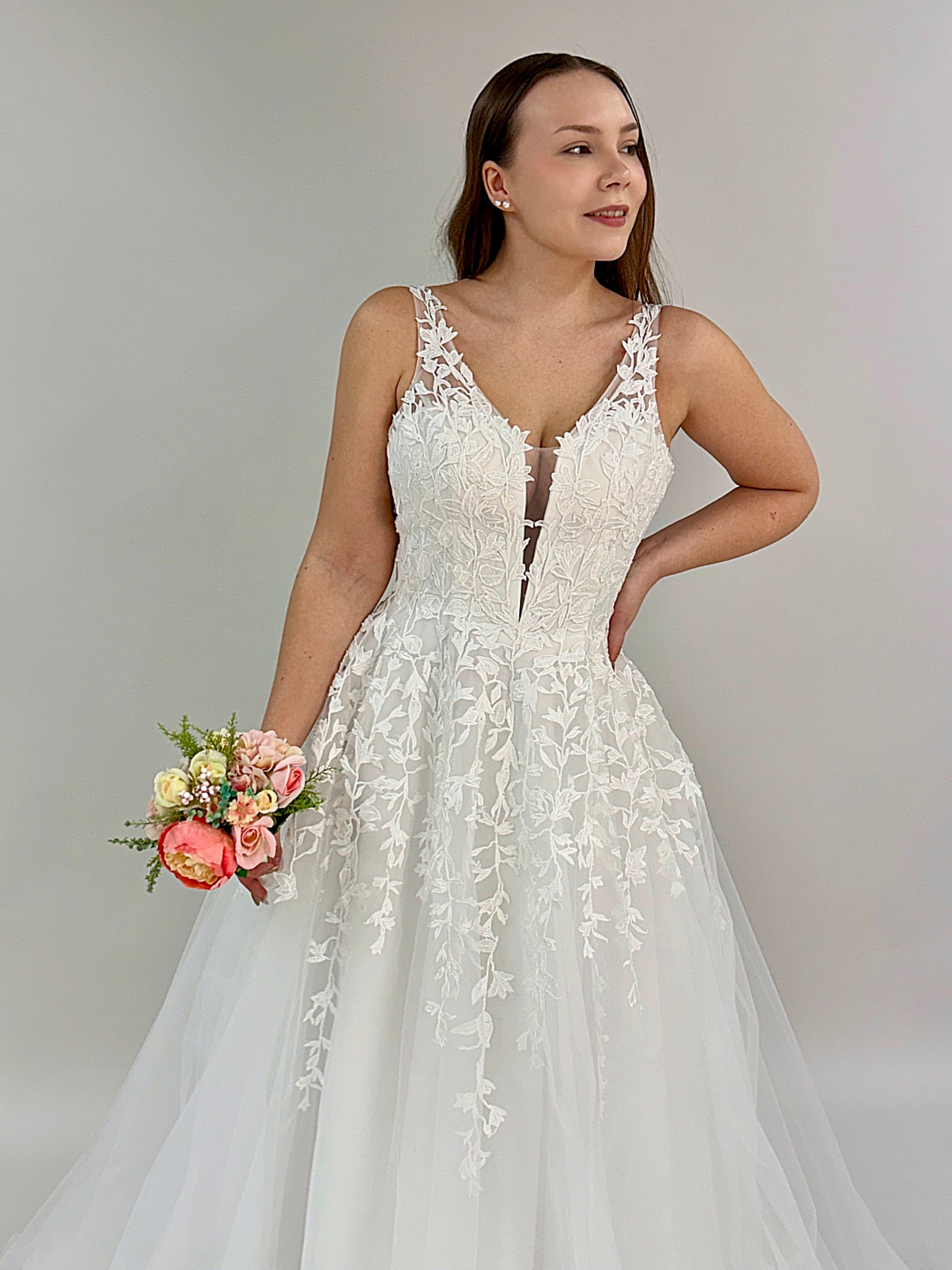 A-linjainen häämekko tyllistä, pitsiyläosalla.