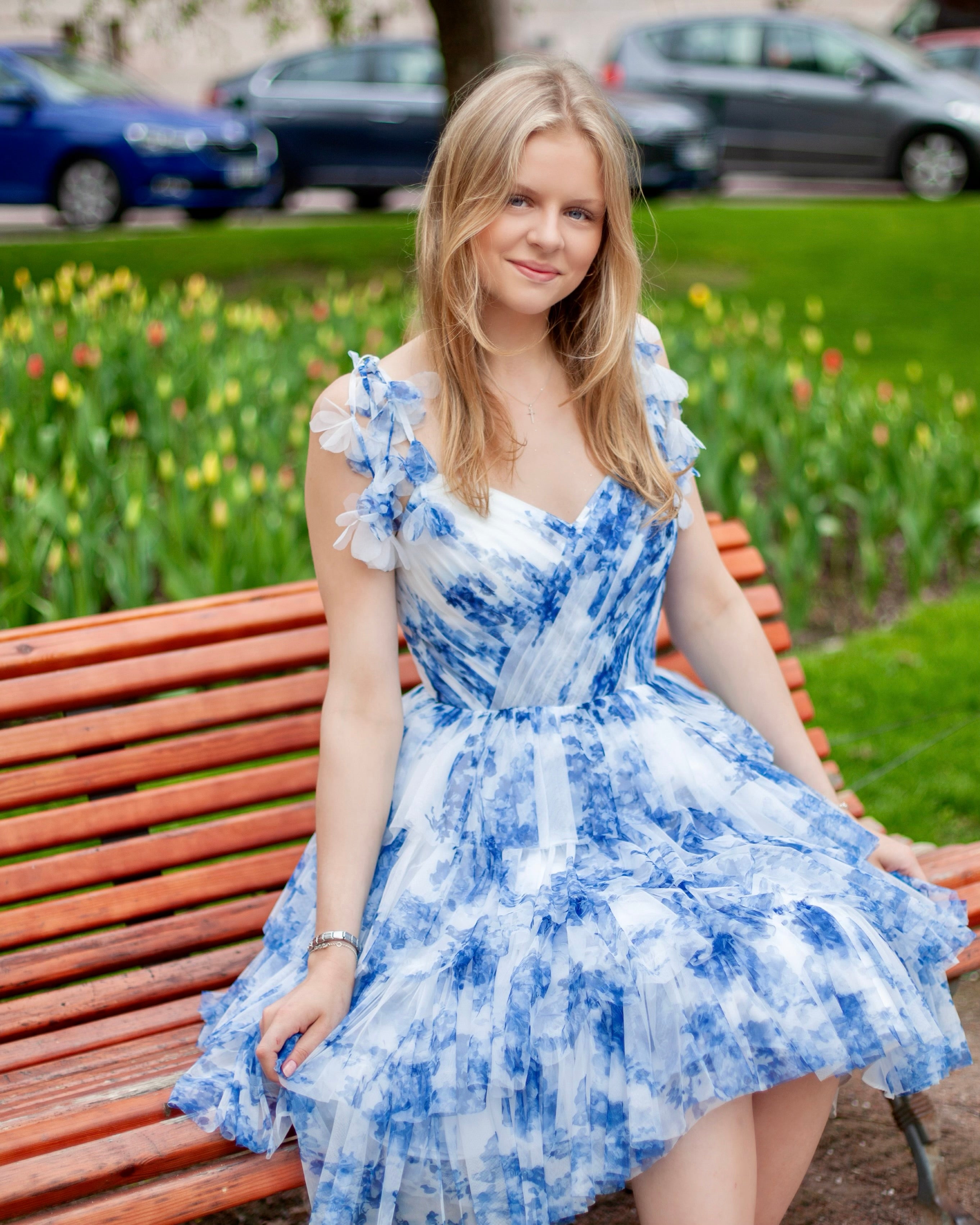 sinivalkoinen juhlamekko tyylikkäällä designilla.