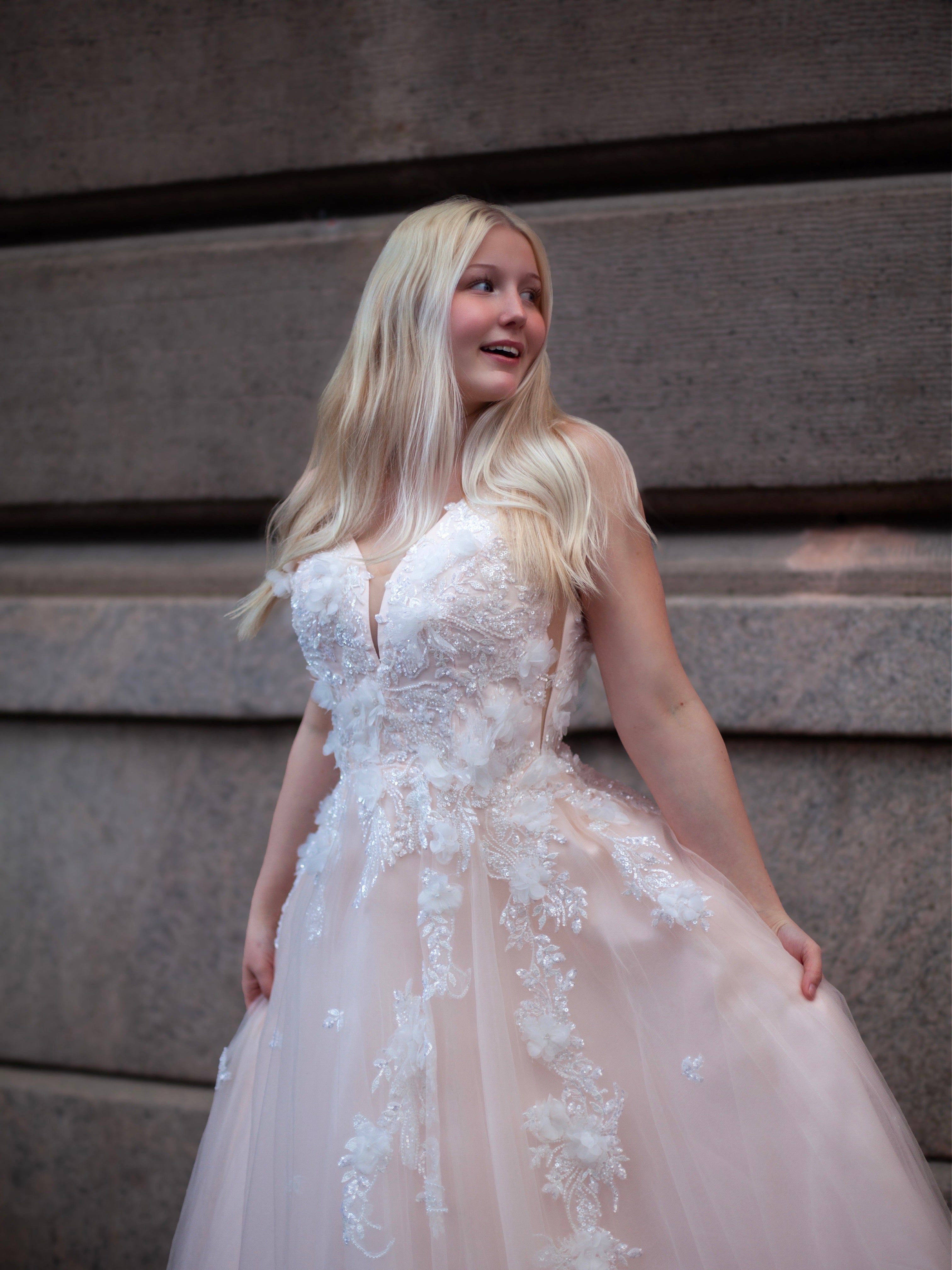 Vaaleanpunainen vanhojentanssimekko kirjailtua pitsiyläosaa ja tyllihelmaa,