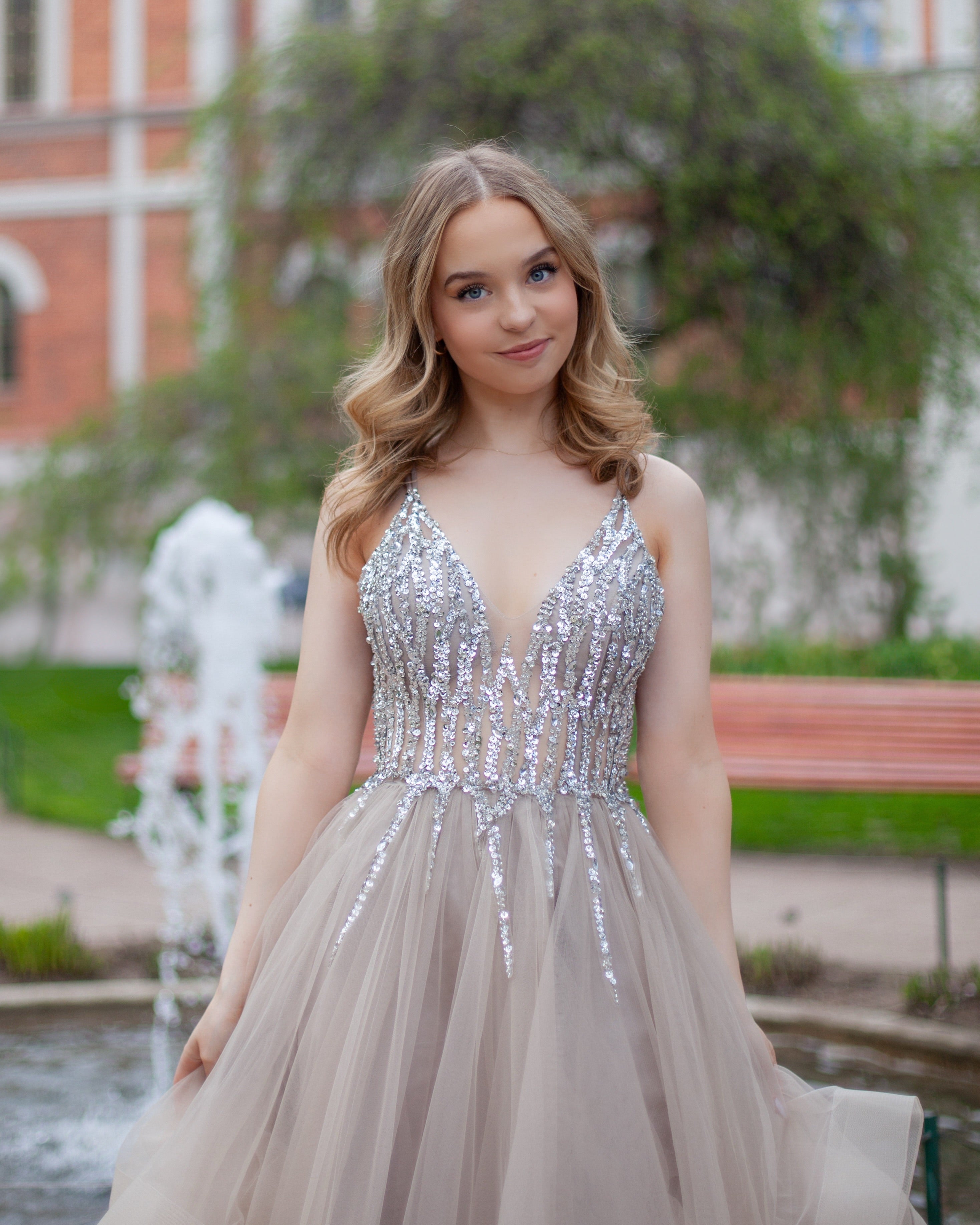 kirjailtu röyhelöhelmainen vanhojentassimekko, edestä.