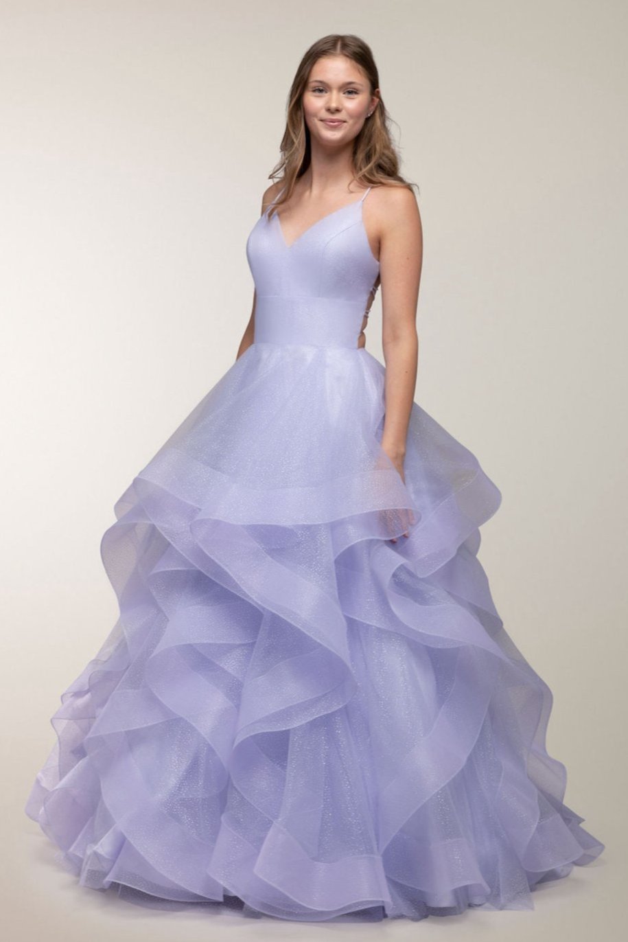 Violetti vanhojentanssimekko kimaltavalla röyhelöhelmalla ja avoimella selällä, edestä.