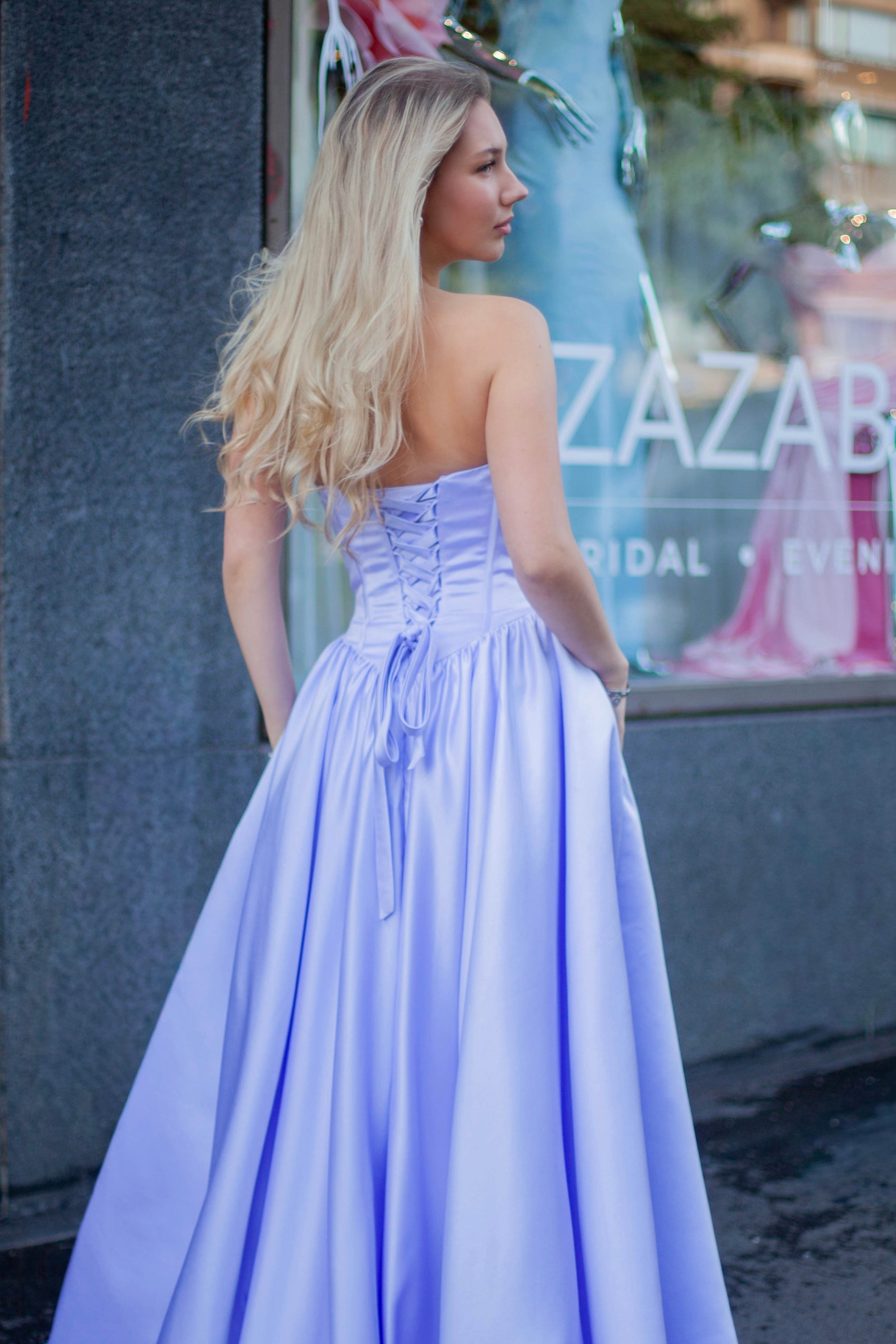 Violetti satiininen vanhojentanssimekko olkaimettomalla yläosalla ja drop waist -vyötäröllä.