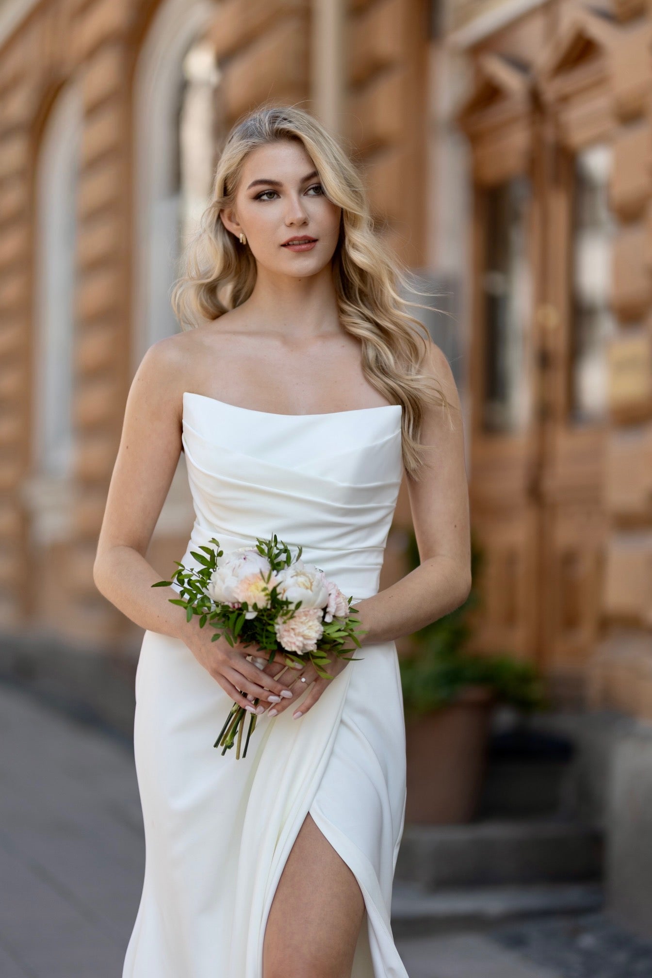 Olkaimeton tyköistuva häämekko halkiolla, edestä.