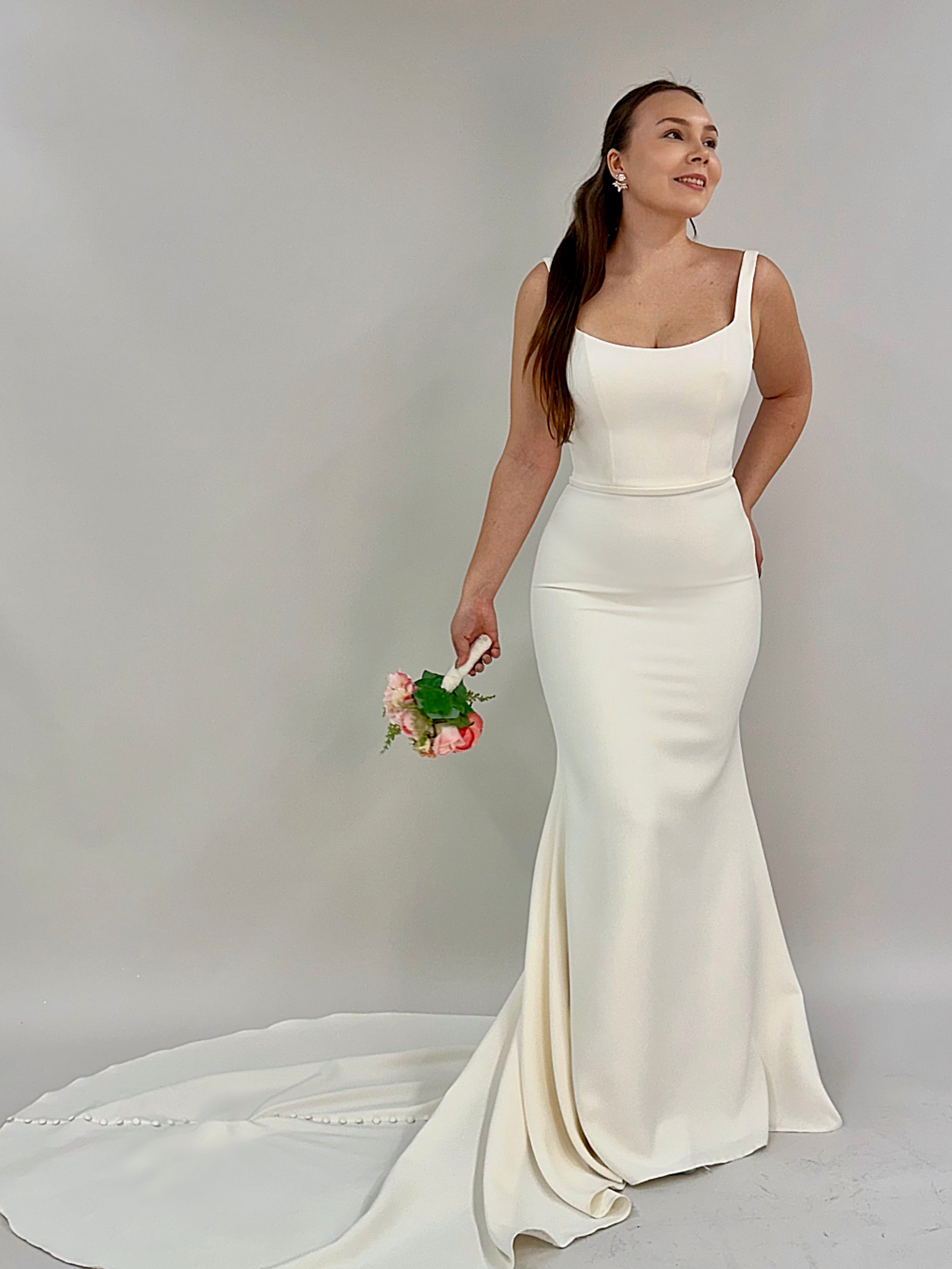 Minimalistinen tyköistuva häämekko suora pääntie, pitkä laahus.