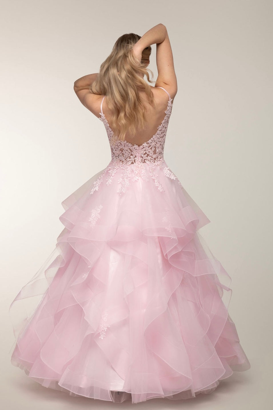 Pinkki vanhojentanssimekko röyhelöhelmalla ja pitsiyläosalla.