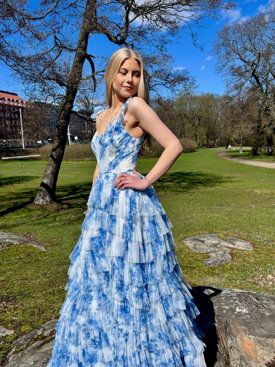 Valko‑sininen vanhojentanssimekko röyhelöhelmalla, sivusta.