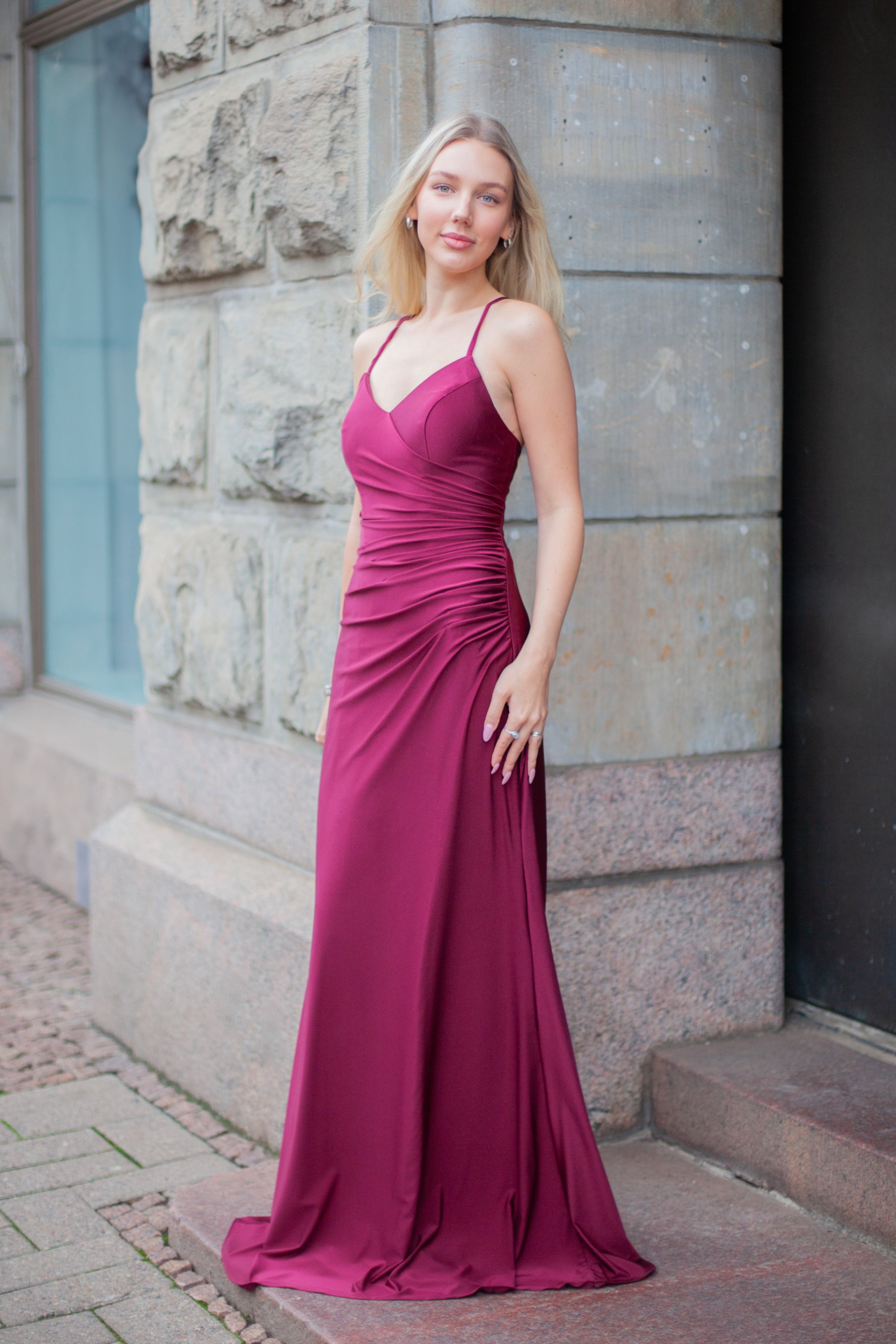 Tummanpunainen elegantti iltapuku vuosijuhliin.