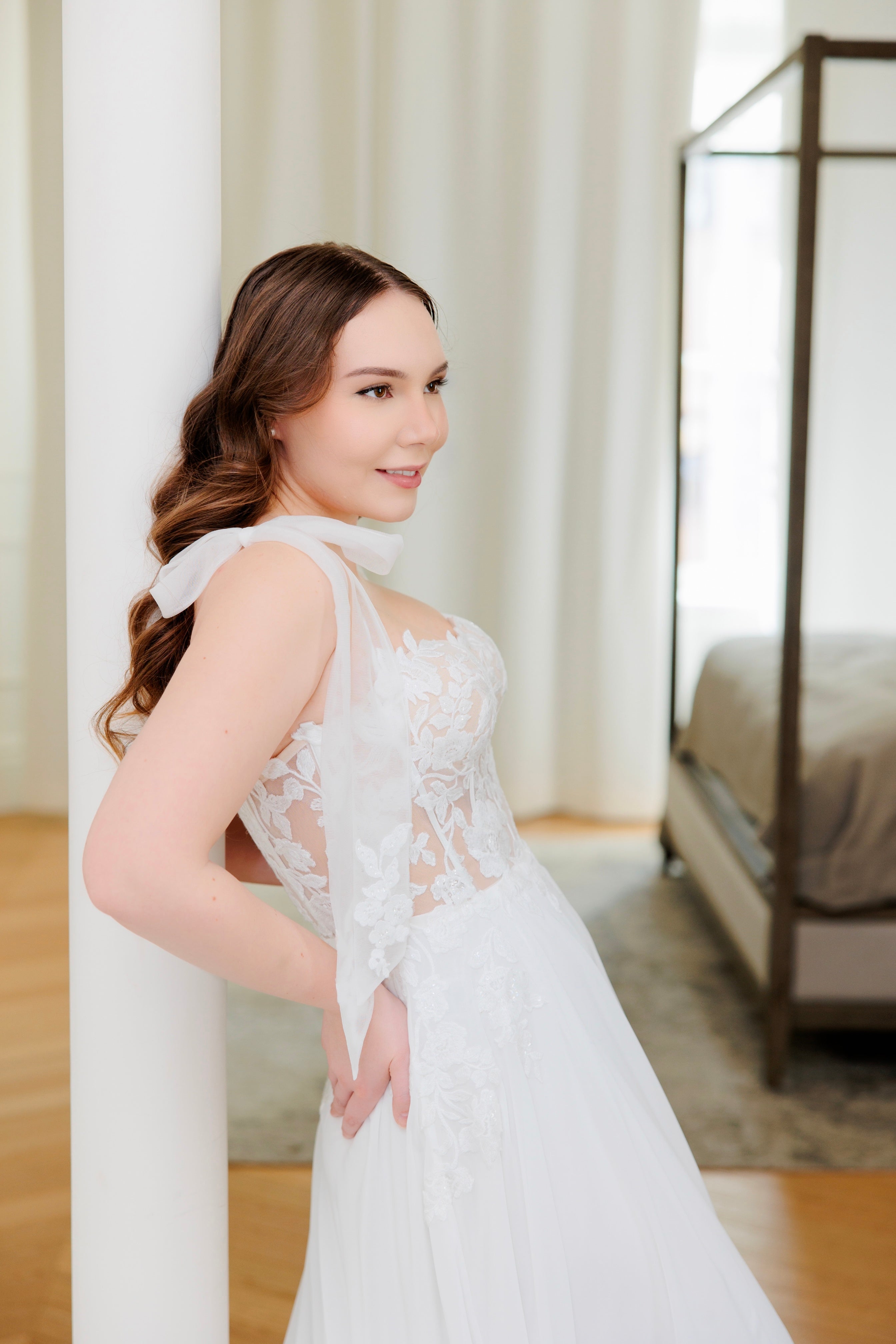 Häämekko sifongista, korsettiyläosa pitsiyksityiskohdilla.