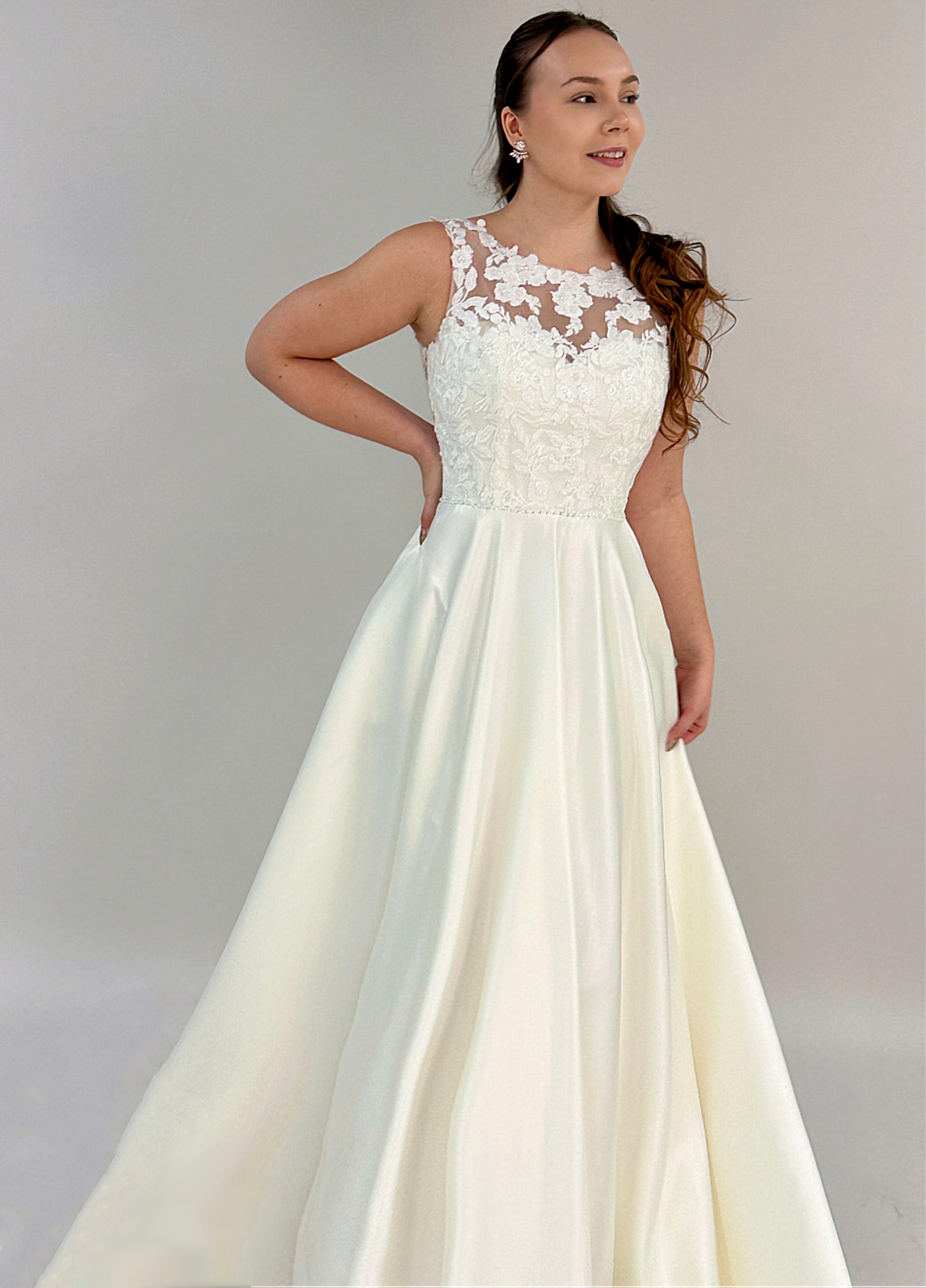 Häämekko peittävämpi malli pitsiyläosalla ja satiinihelma.