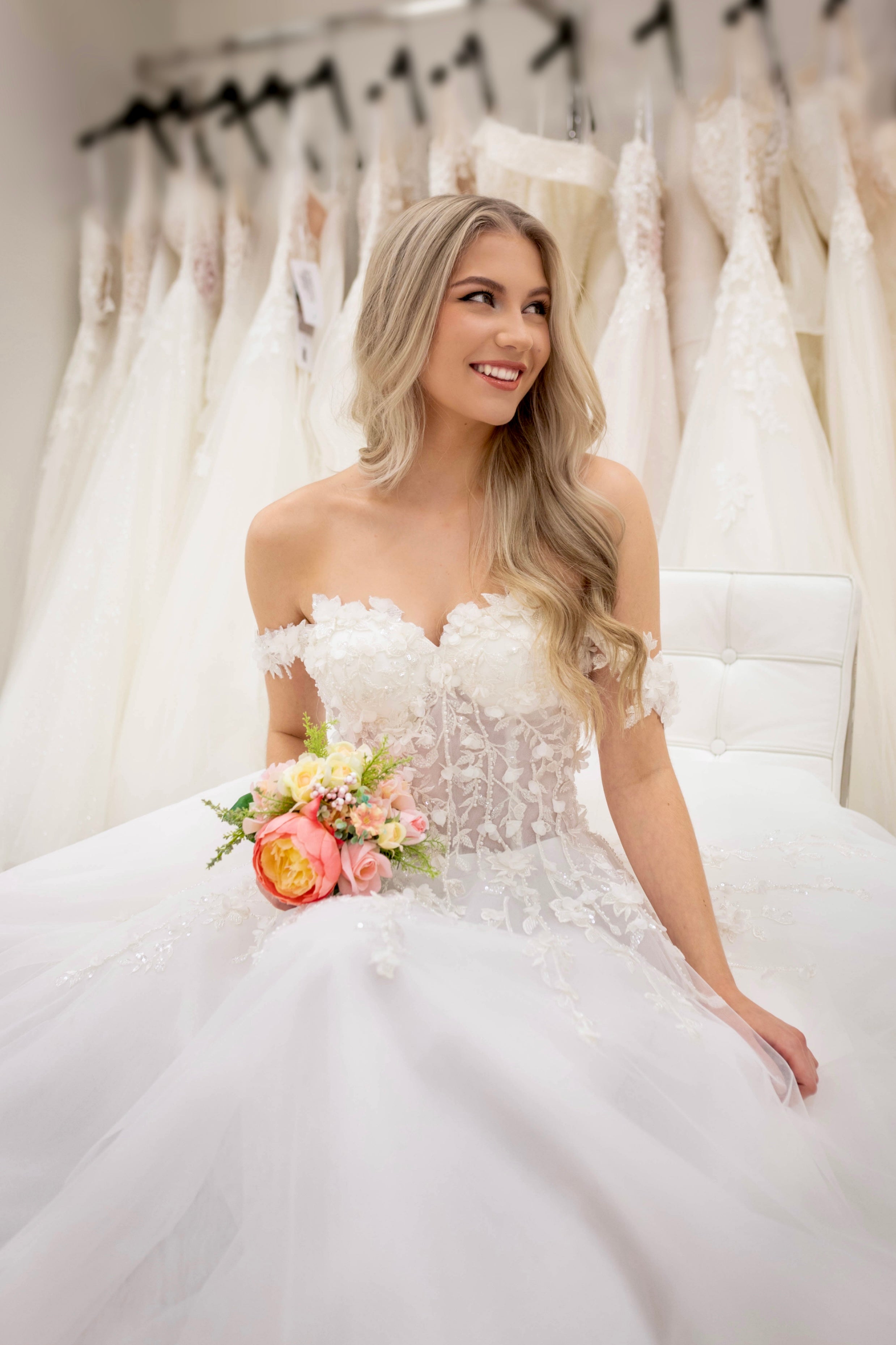 Häämekko pitsiyläosalla ja tyllilaahuksella, romanttinen, juhlava ja elegantti, edestä.