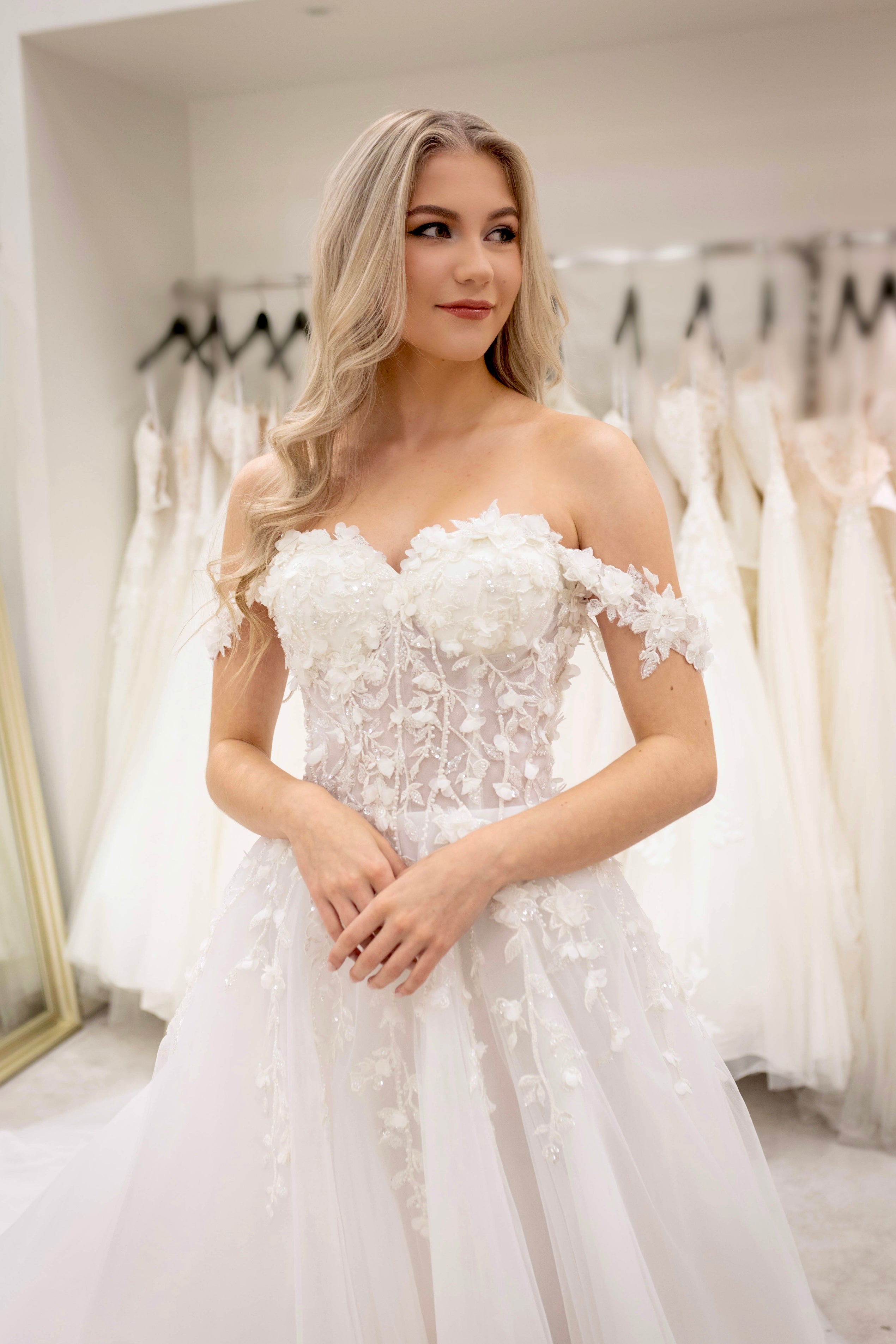 Häämekko pitsiyläosalla ja tyllilaahuksella, romanttinen, juhlava ja elegantti.