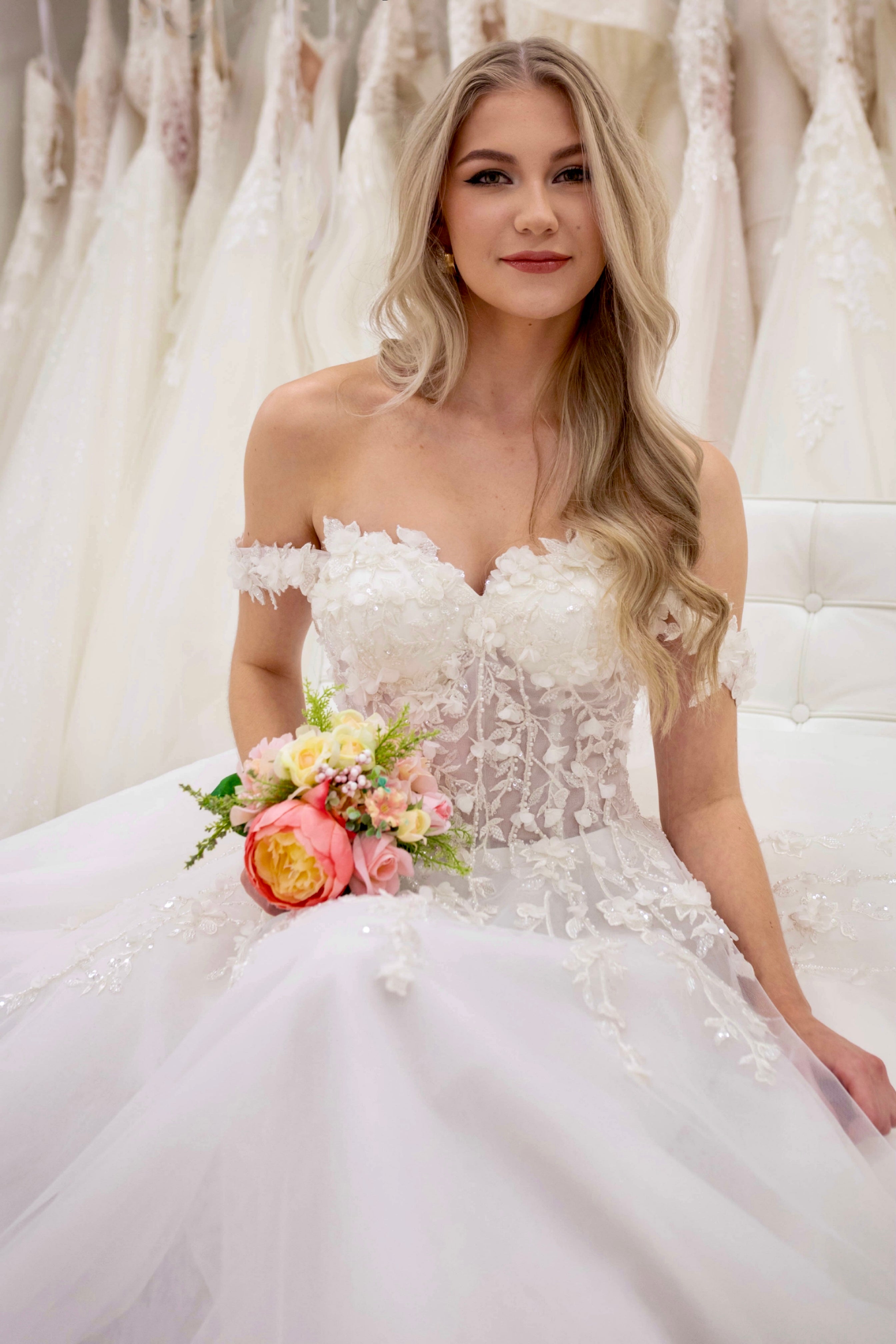 Häämekko pitsiyläosalla ja tyllilaahuksella, romanttinen, juhlava ja elegantti, edestä.