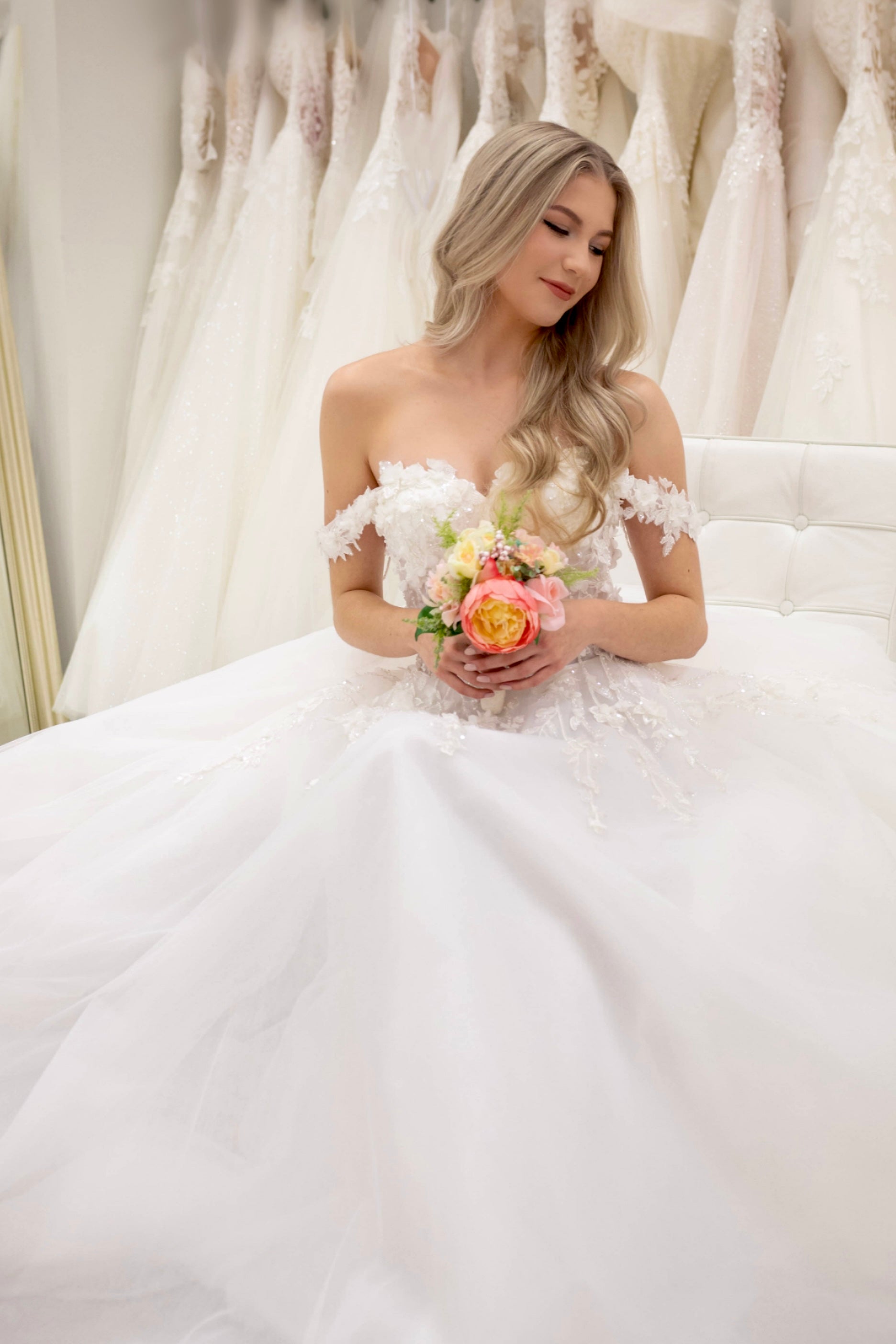 Häämekko pitsiyläosalla ja tyllilaahuksella, romanttinen, juhlava ja elegantti.