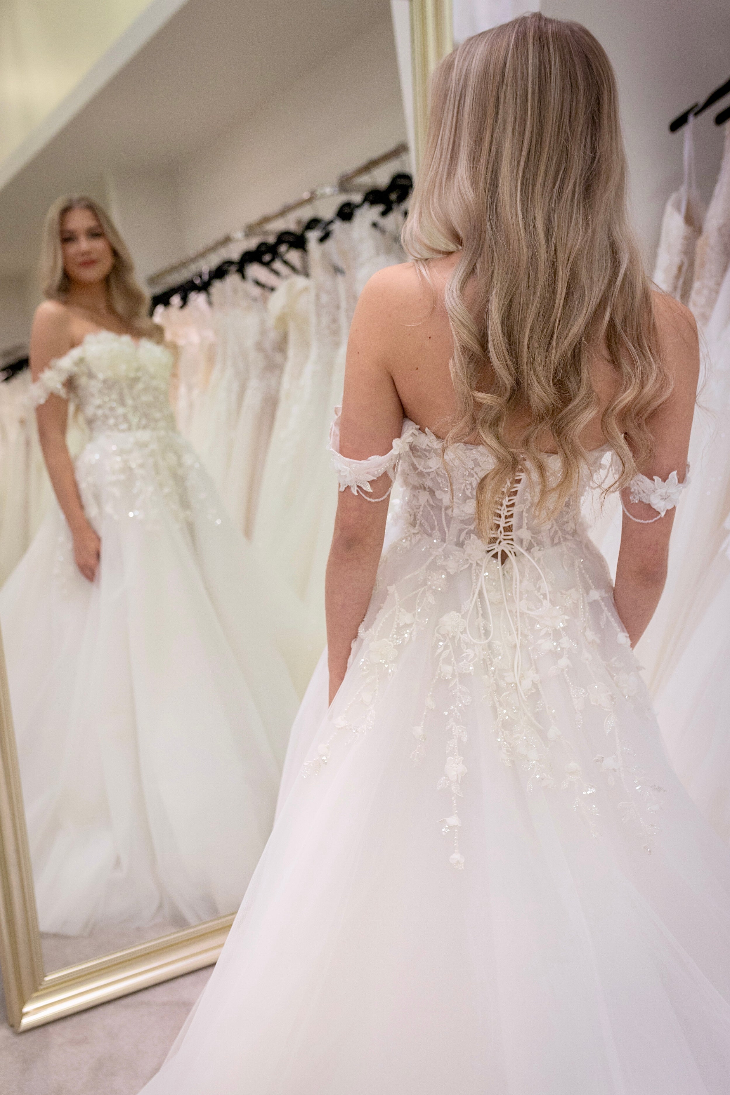 Häämekko pitsiyläosalla ja tyllilaahuksella, romanttinen, juhlava ja elegantti.