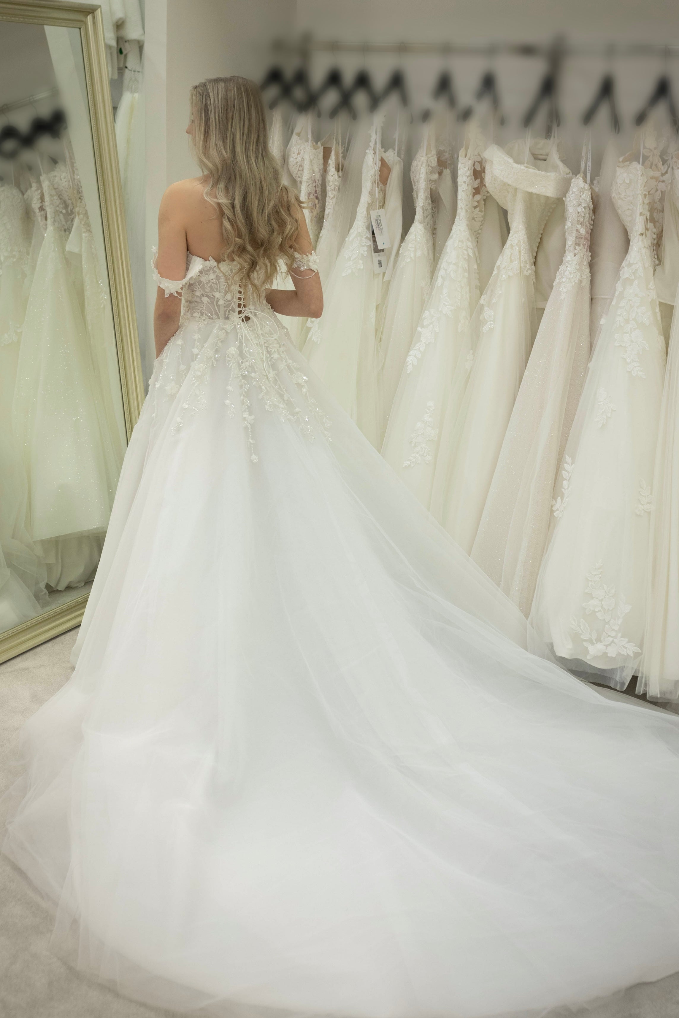 Häämekko pitsiyläosalla ja tyllilaahuksella, romanttinen, juhlava ja elegantti, takaa.