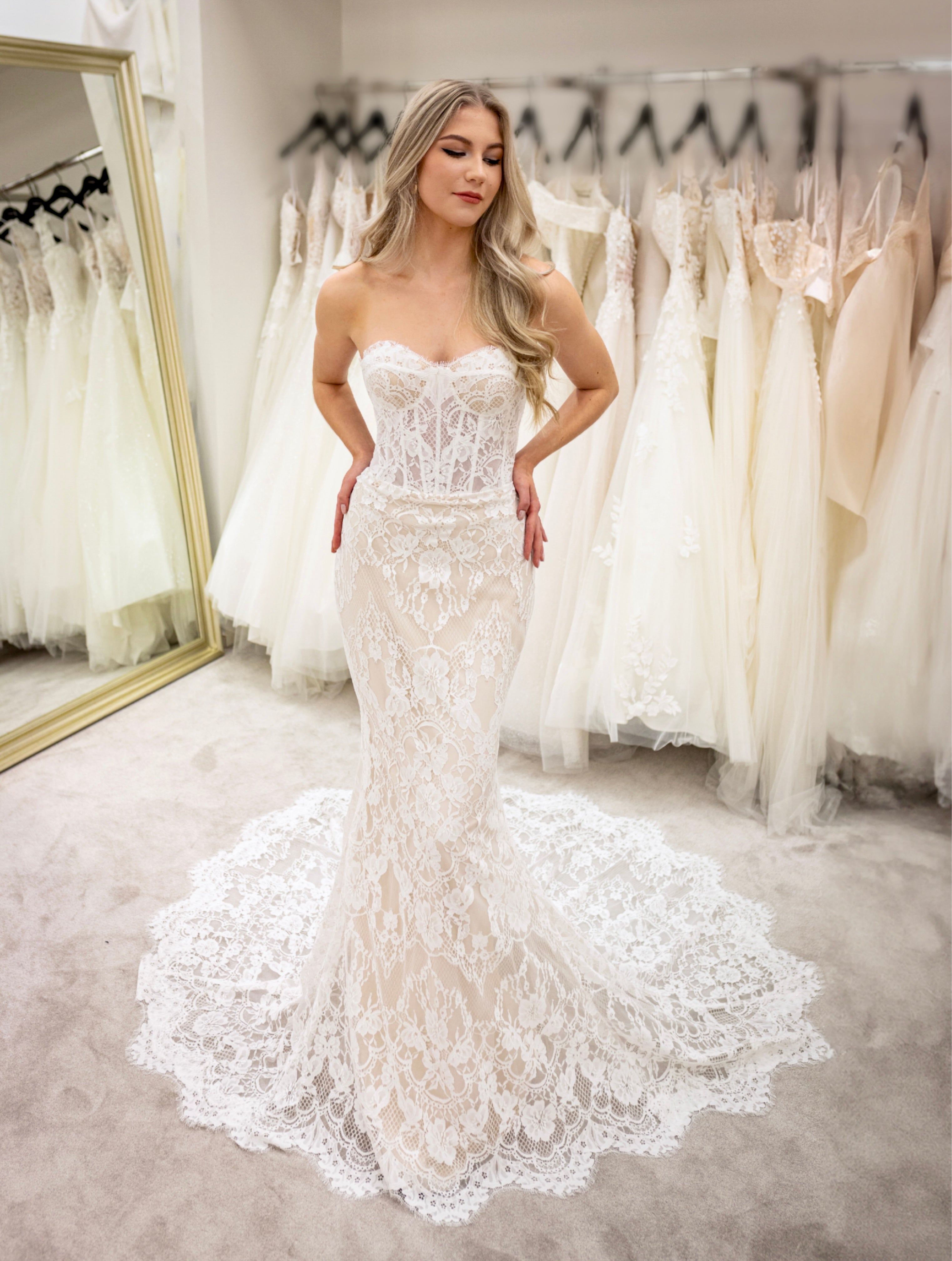 Vintage-henkinen olkaimeton häämekko kokopitsistä, irtohihoilla tyköistuva malli.