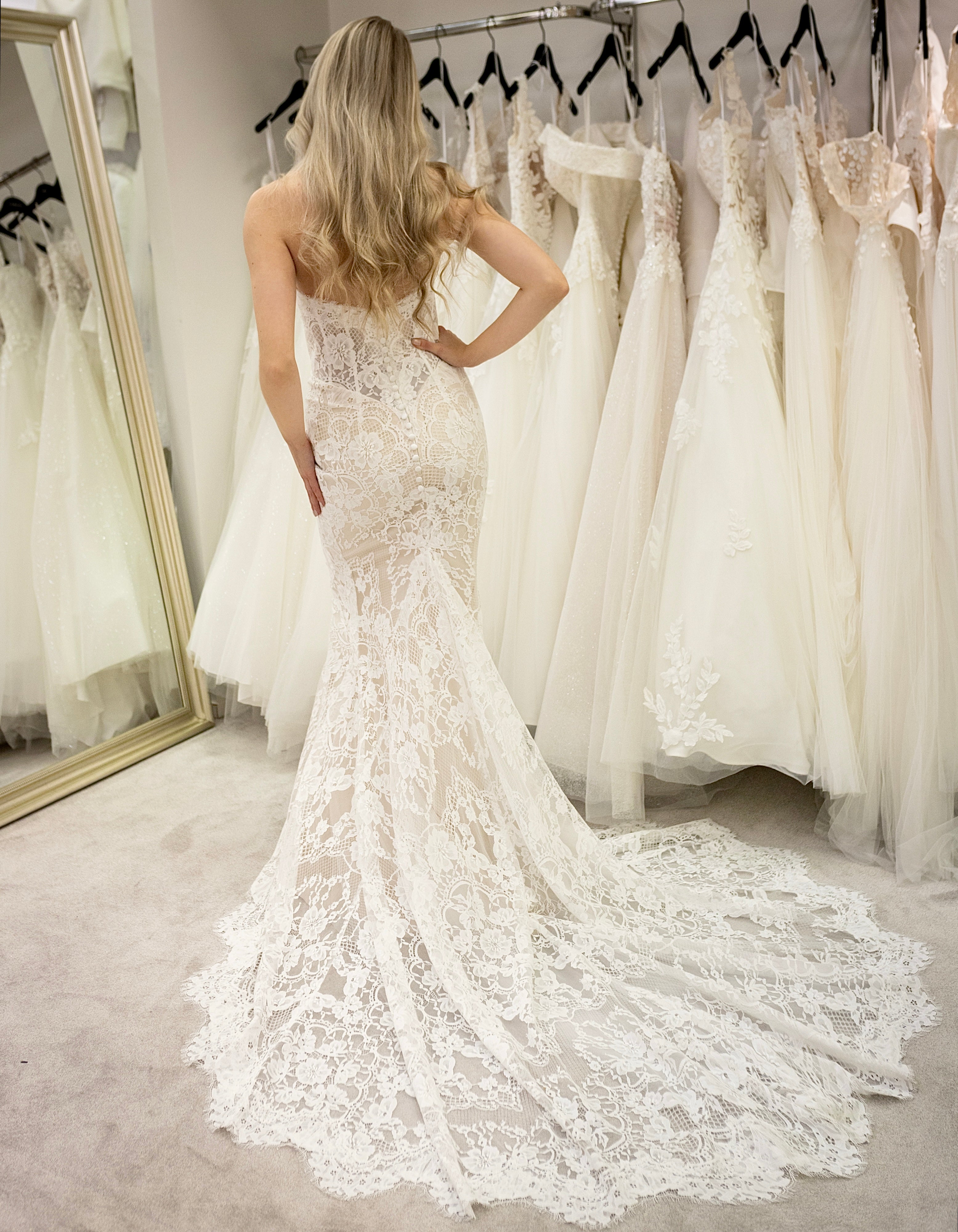 Vintage-henkinen olkaimeton häämekko kokopitsistä, irtohihoilla tyköistuva malli. takaa.