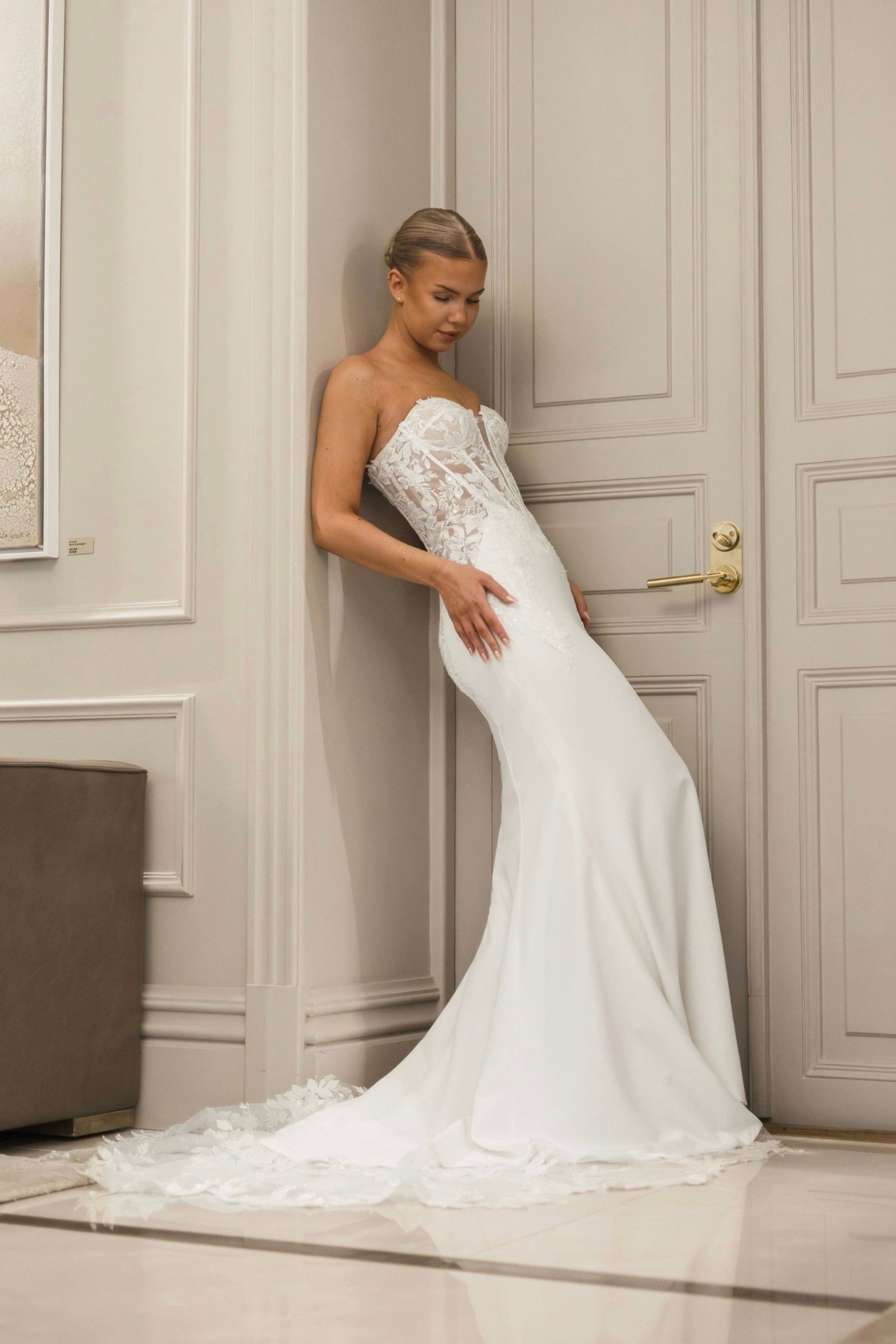 Olkaimeton tyköistuva häämekko korsettirakenteella ja kauniilla laahuksella, sivusta.